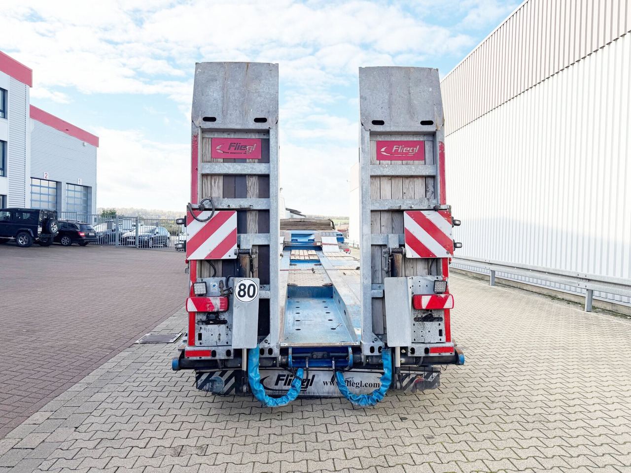 Low loader semi-trailer for transportation of heavy machinery Fliegl SDS 420 T SDS 420 T, Nachlauflenkachse, Verbr. auf 3m, hydr. Rampen: picture 12 Low loader semi-trailer for transportation of heavy machinery Fliegl SDS 420 T SDS 420 T, Nachlauflenkachse, Verbr. auf 3m, hydr. Rampen: picture 12