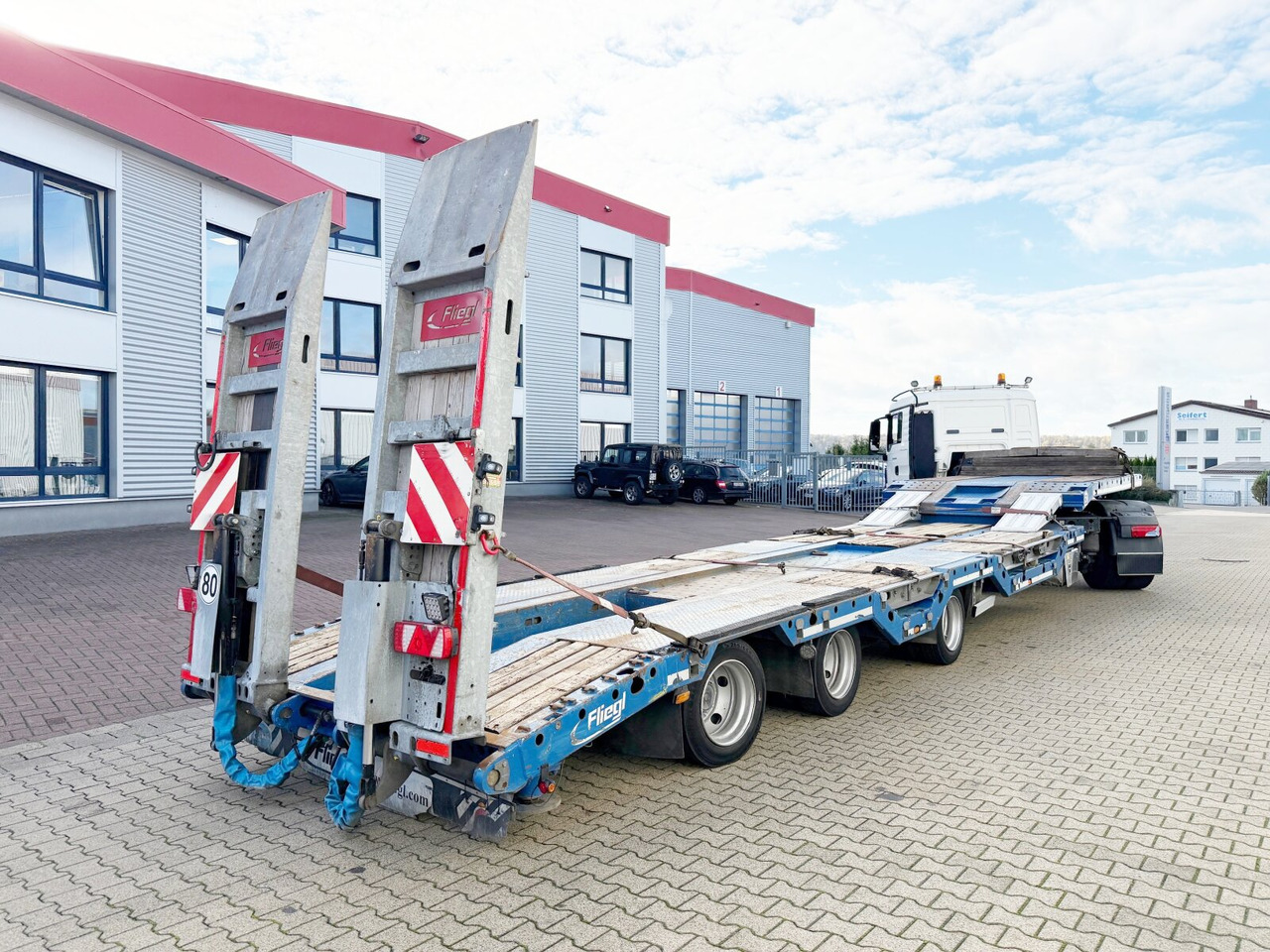 Low loader semi-trailer for transportation of heavy machinery Fliegl SDS 420 T SDS 420 T, Nachlauflenkachse, Verbr. auf 3m, hydr. Rampen: picture 13 Low loader semi-trailer for transportation of heavy machinery Fliegl SDS 420 T SDS 420 T, Nachlauflenkachse, Verbr. auf 3m, hydr. Rampen: picture 13