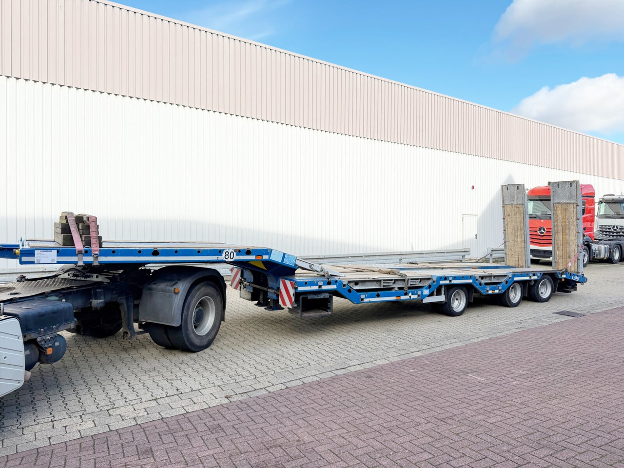 Low loader semi-trailer for transportation of heavy machinery Fliegl SDS 420 T SDS 420 T, Nachlauflenkachse, Verbr. auf 3m, hydr. Rampen: picture 8 Low loader semi-trailer for transportation of heavy machinery Fliegl SDS 420 T SDS 420 T, Nachlauflenkachse, Verbr. auf 3m, hydr. Rampen: picture 8