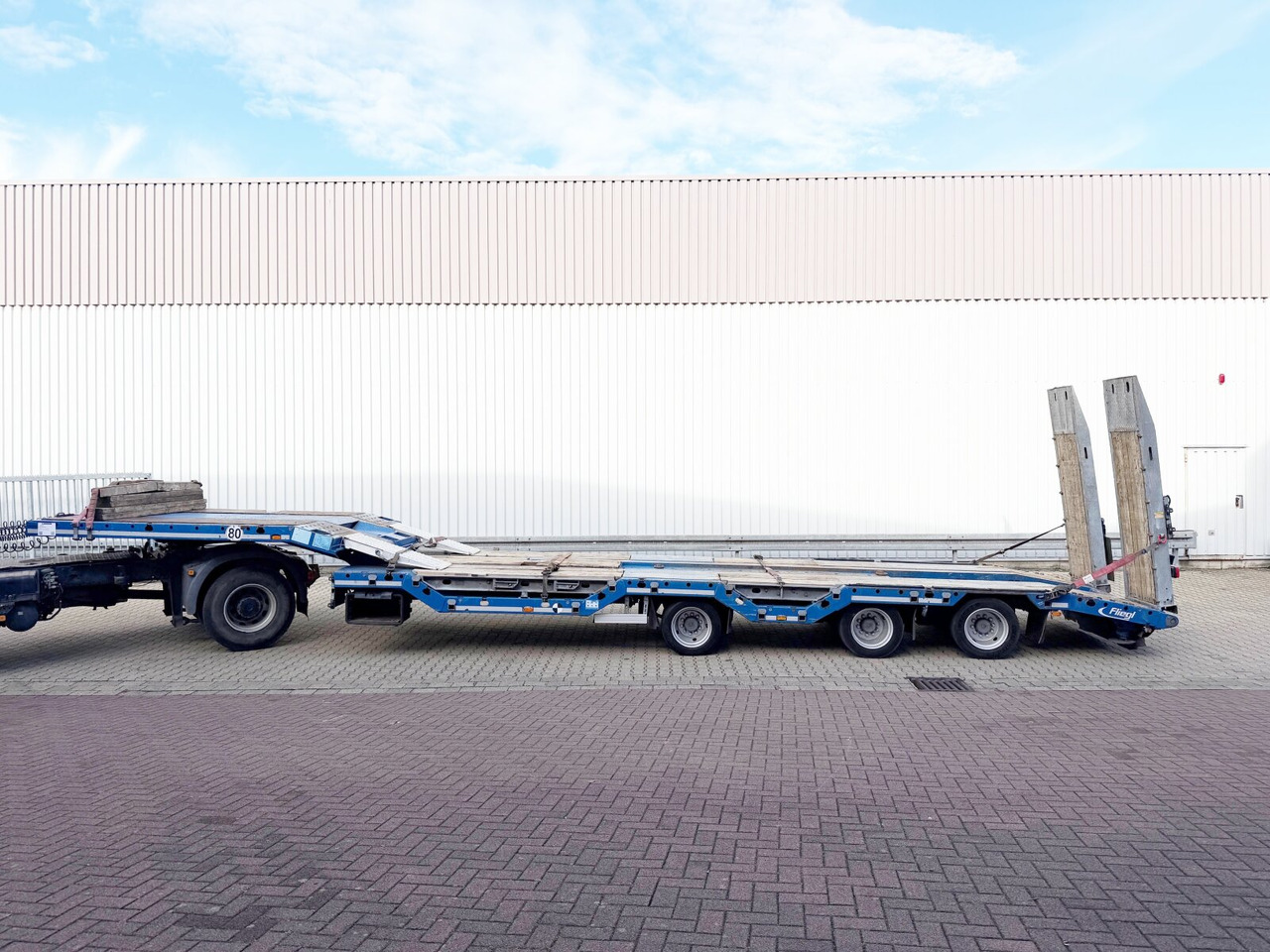Low loader semi-trailer for transportation of heavy machinery Fliegl SDS 420 T SDS 420 T, Nachlauflenkachse, Verbr. auf 3m, hydr. Rampen: picture 9 Low loader semi-trailer for transportation of heavy machinery Fliegl SDS 420 T SDS 420 T, Nachlauflenkachse, Verbr. auf 3m, hydr. Rampen: picture 9