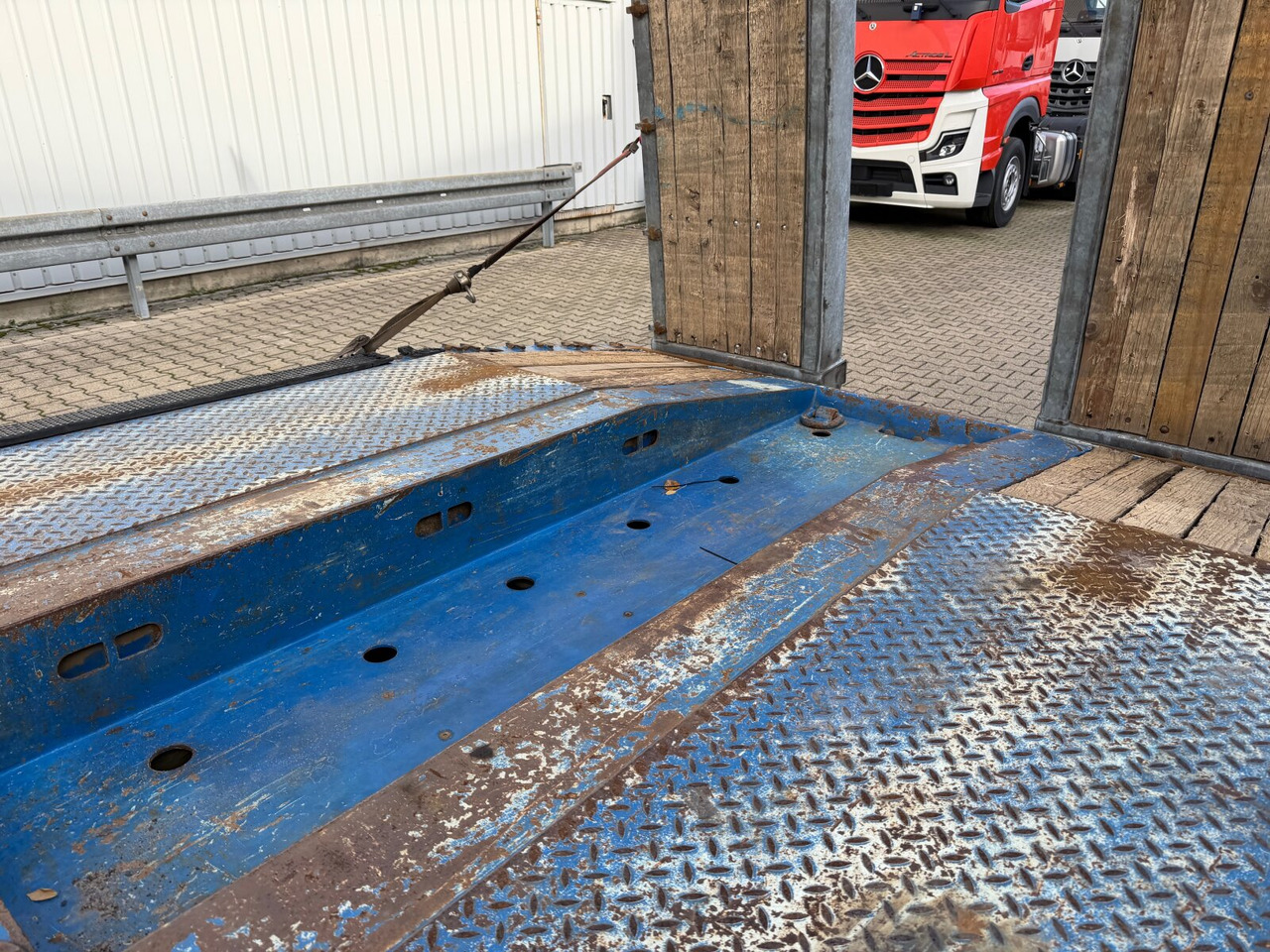 Low loader semi-trailer for transportation of heavy machinery Fliegl SDS 420 T SDS 420 T, Nachlauflenkachse, Verbr. auf 3m, hydr. Rampen: picture 7 Low loader semi-trailer for transportation of heavy machinery Fliegl SDS 420 T SDS 420 T, Nachlauflenkachse, Verbr. auf 3m, hydr. Rampen: picture 7