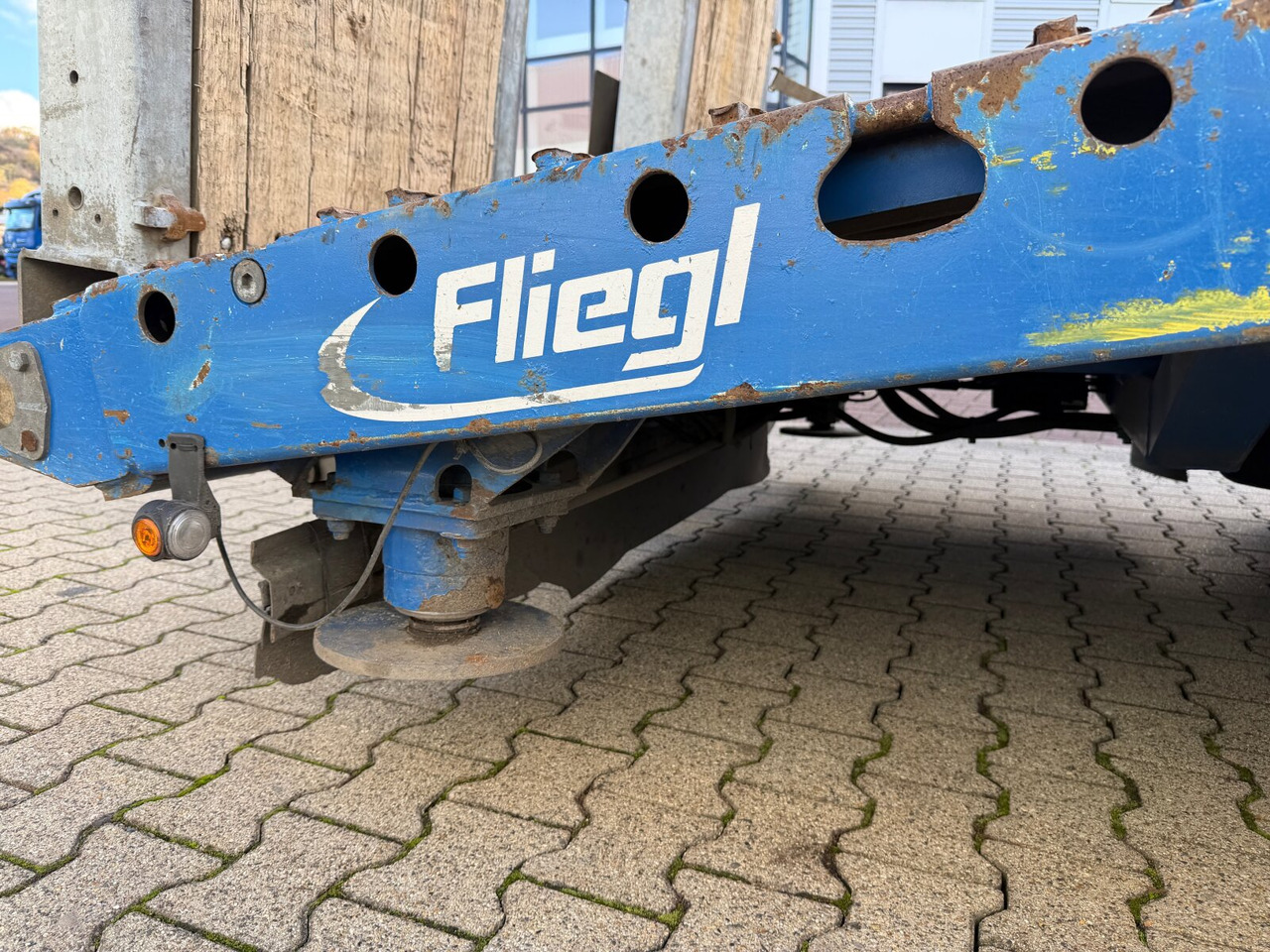 Low loader semi-trailer for transportation of heavy machinery Fliegl SDS 420 T SDS 420 T, Nachlauflenkachse, Verbr. auf 3m, hydr. Rampen: picture 14 Low loader semi-trailer for transportation of heavy machinery Fliegl SDS 420 T SDS 420 T, Nachlauflenkachse, Verbr. auf 3m, hydr. Rampen: picture 14