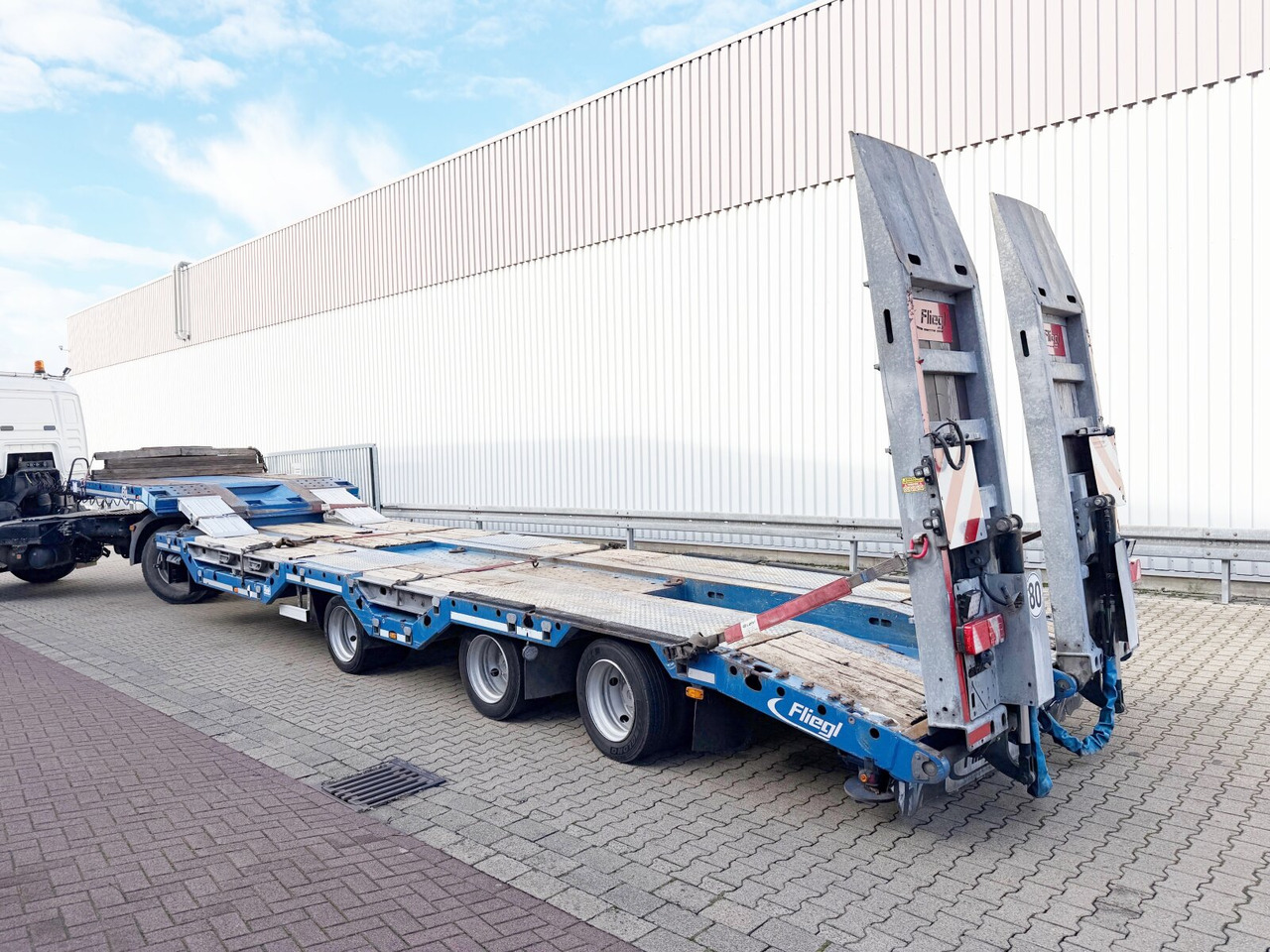 Low loader semi-trailer for transportation of heavy machinery Fliegl SDS 420 T SDS 420 T, Nachlauflenkachse, Verbr. auf 3m, hydr. Rampen: picture 10 Low loader semi-trailer for transportation of heavy machinery Fliegl SDS 420 T SDS 420 T, Nachlauflenkachse, Verbr. auf 3m, hydr. Rampen: picture 10