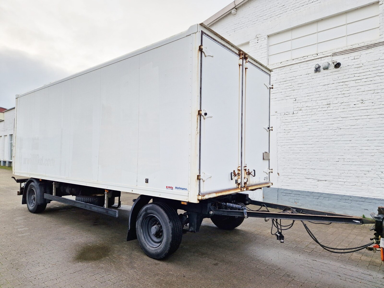 Kleiderkofferanhänger Hofmann, Kleiderkofferanhänger, durchladbar, LBW BÄR, 42 cbm - Closed box trailer: picture 1 Kleiderkofferanhänger Hofmann, Kleiderkofferanhänger, durchladbar, LBW BÄR, 42 cbm - Closed box trailer: picture 1