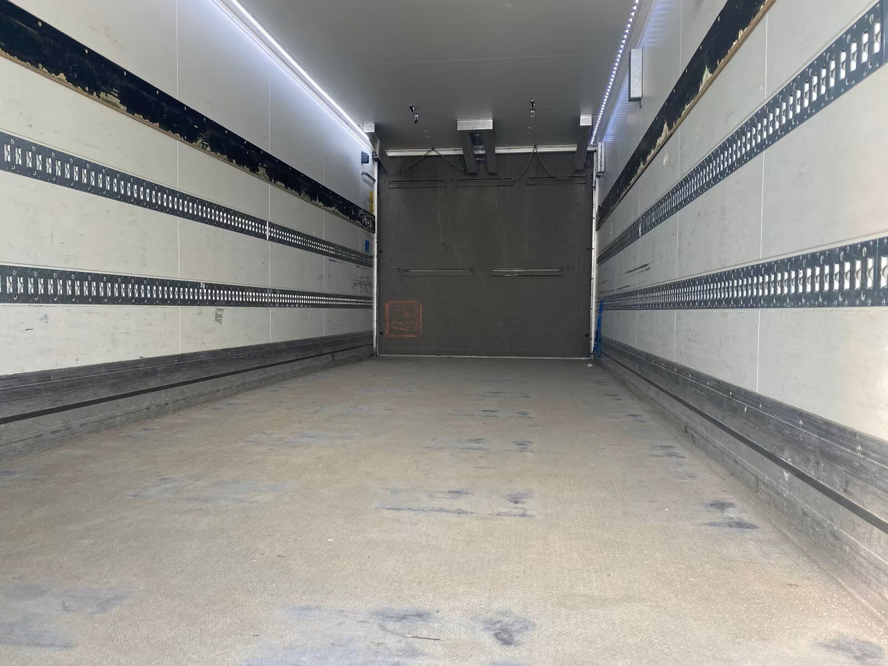 Kofferanhänger mit LBW Kofferanhänger mit LBW, Durchladesystem - Closed box trailer: picture 4 Kofferanhänger mit LBW Kofferanhänger mit LBW, Durchladesystem - Closed box trailer: picture 4