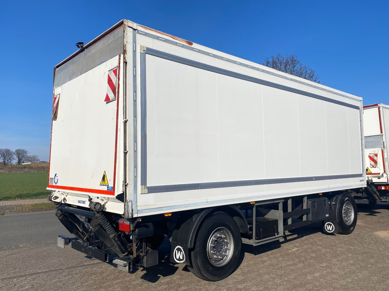 Kofferanhänger mit LBW Kofferanhänger mit LBW, Durchladesystem - Closed box trailer: picture 2 Kofferanhänger mit LBW Kofferanhänger mit LBW, Durchladesystem - Closed box trailer: picture 2