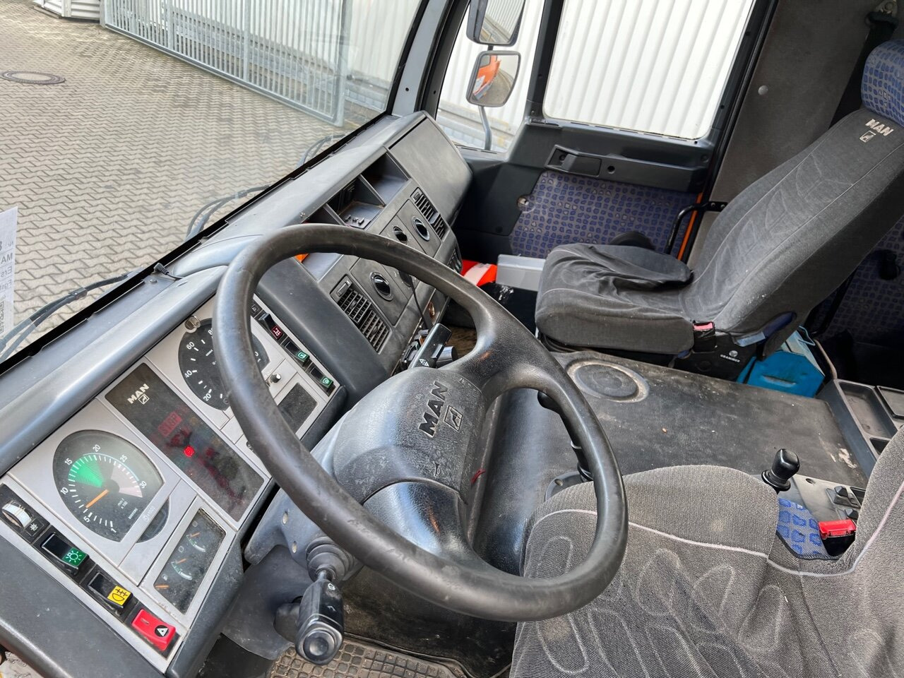 Tipper MAN 14.225 LAK 4x4 BB Doka 14.225 LAK 4x4 BB Doka, Winterdienstausstattung: picture 13 Tipper MAN 14.225 LAK 4x4 BB Doka 14.225 LAK 4x4 BB Doka, Winterdienstausstattung: picture 13