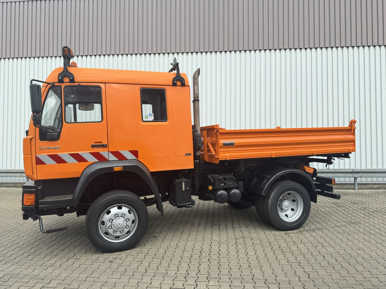 Interior photo 2: Tipper MAN 14.225 LAK 4x4 BB Doka 14.225 LAK 4x4 BB Doka, Winterdienstausstattung Interior photo 2: Tipper MAN 14.225 LAK 4x4 BB Doka 14.225 LAK 4x4 BB Doka, Winterdienstausstattung