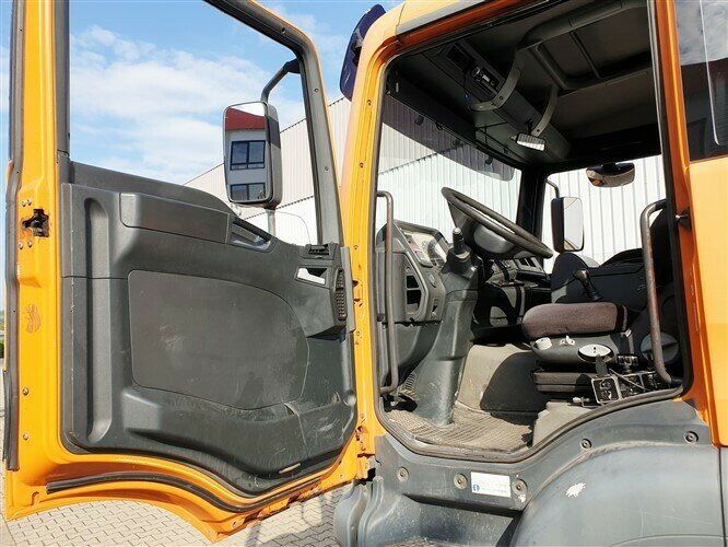 Interior photo 1: Hook lift truck MAN TGA 26.363 FDC 6x4 BB TGA 26.363 FDC 6x4 BB