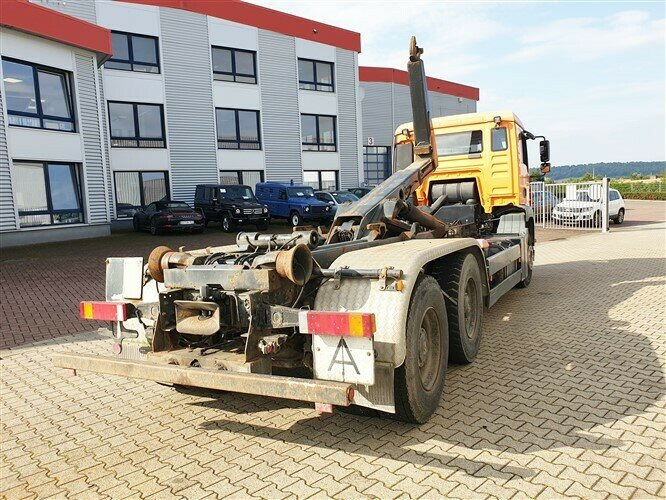 Interior photo 2: Hook lift truck MAN TGA 26.363 FDC 6x4 BB TGA 26.363 FDC 6x4 BB