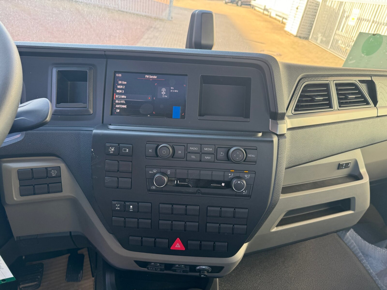 MAN TGL 8.190 4x2 BB CH TGL 8.190 4x2 BB CH, Nebenantrieb - Cab chassis truck: picture 4 MAN TGL 8.190 4x2 BB CH TGL 8.190 4x2 BB CH, Nebenantrieb - Cab chassis truck: picture 4