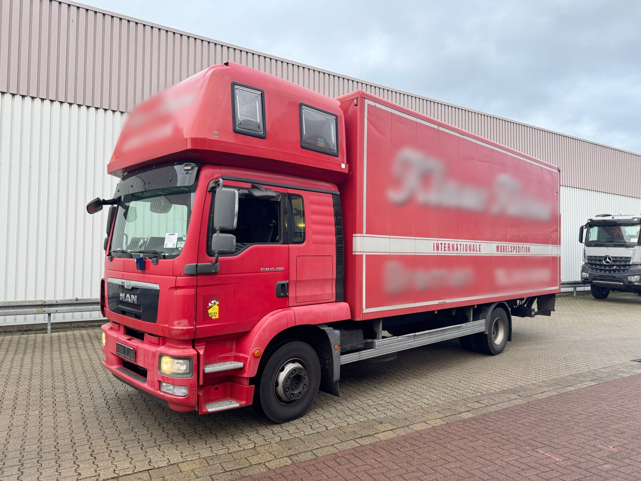 MAN TGM 15.290 4x2 LL TGM 15.290 4x2 LL, Topsleeper, LBW MBB, Möbelkoffer - Box truck: picture 1 MAN TGM 15.290 4x2 LL TGM 15.290 4x2 LL, Topsleeper, LBW MBB, Möbelkoffer - Box truck: picture 1