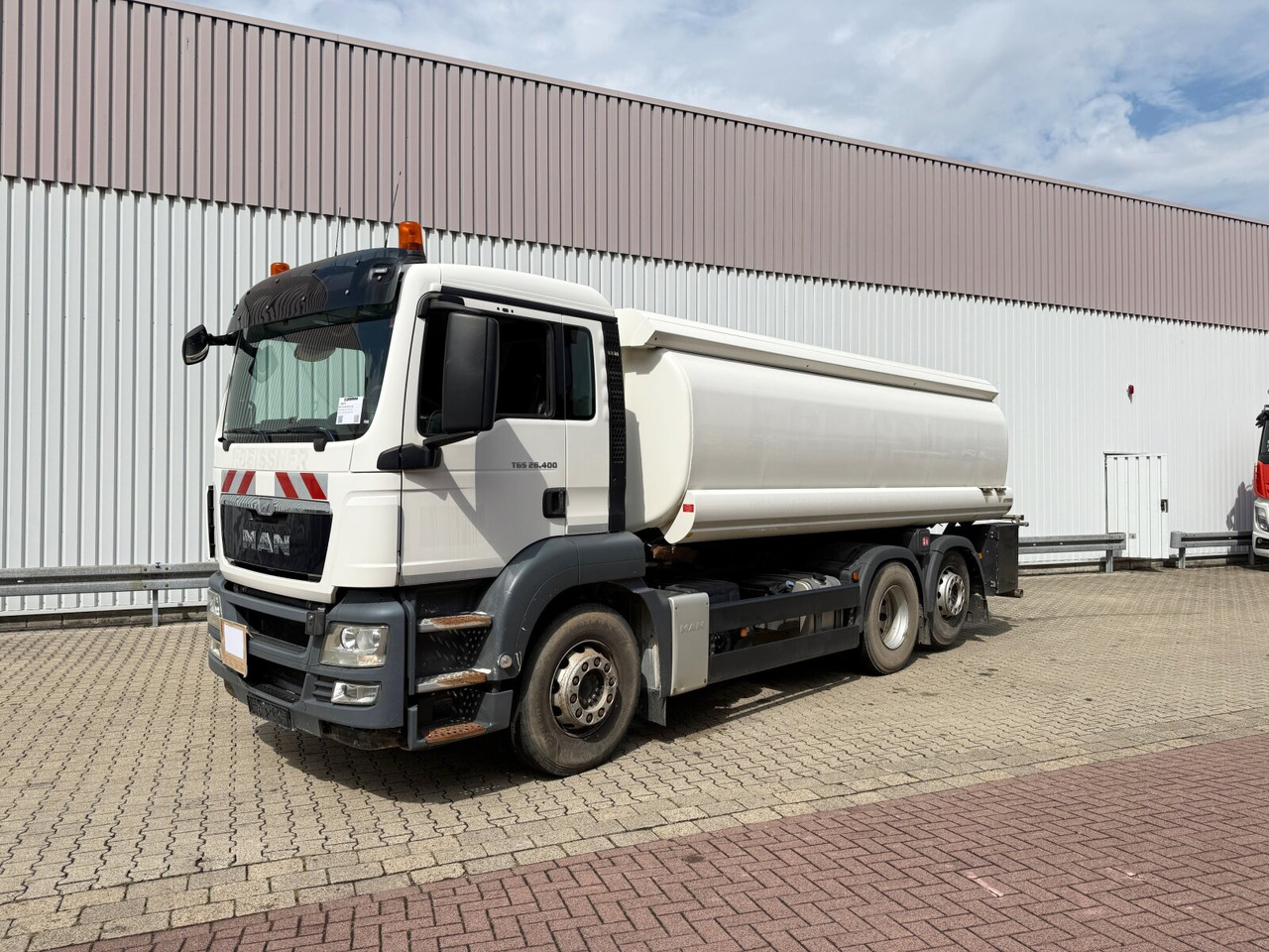 MAN TGS 26.400 6x2-4 BL TGS 26.400 6x2-4 BL, Liftachse, ADR, Esterer Tank ca. 20.030l, 3 Kammern, Funk - Tank truck: picture 1 MAN TGS 26.400 6x2-4 BL TGS 26.400 6x2-4 BL, Liftachse, ADR, Esterer Tank ca. 20.030l, 3 Kammern, Funk - Tank truck: picture 1