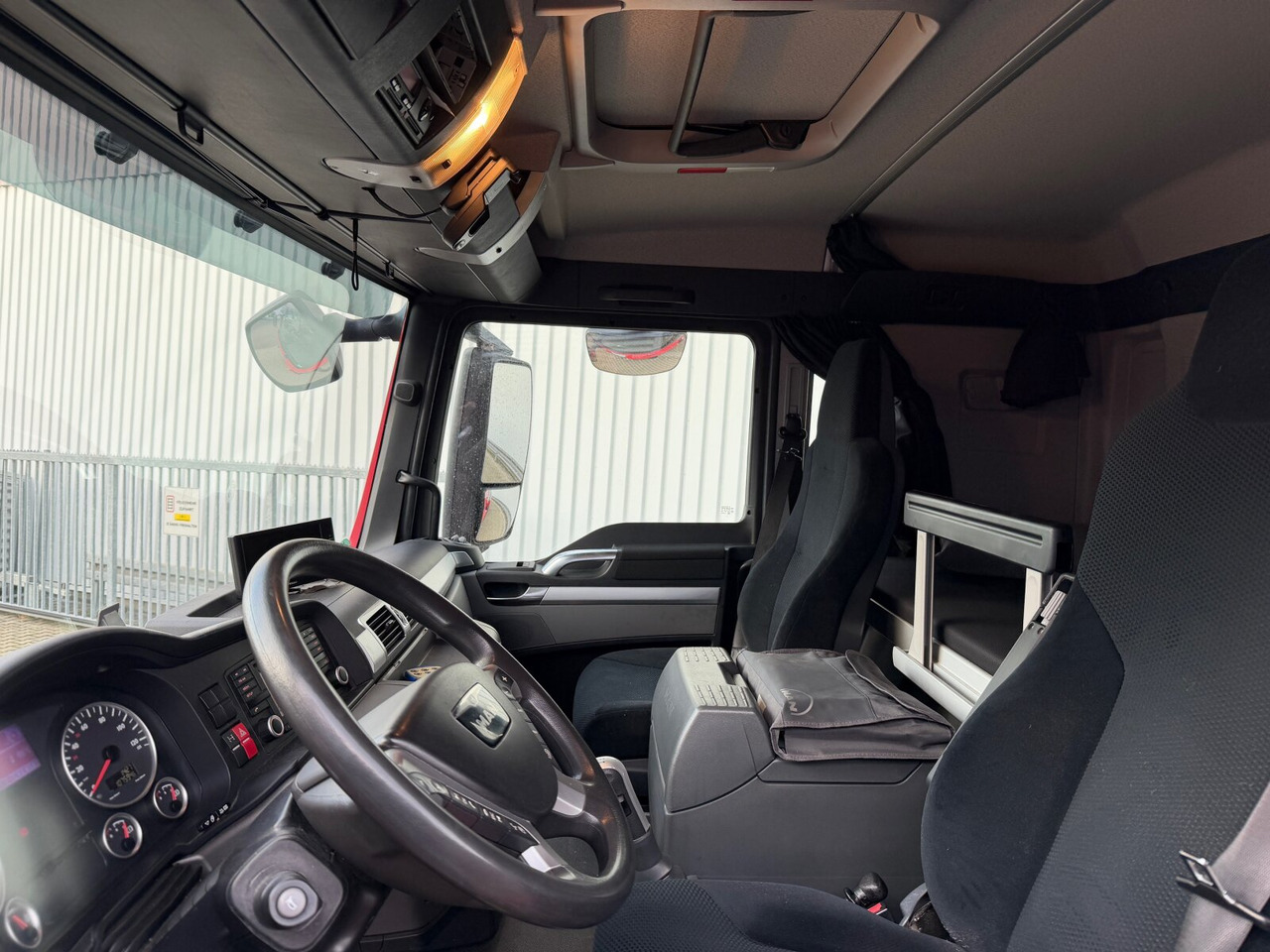 MAN TGS 26.400 6x2-4 LL TGS 26.400 6x2-4 LL, Lenk-/Lift, Navi, ADR, Esterer Tank ca. 19270l, 2 Kammern, Funk - Tank truck: picture 5 MAN TGS 26.400 6x2-4 LL TGS 26.400 6x2-4 LL, Lenk-/Lift, Navi, ADR, Esterer Tank ca. 19270l, 2 Kammern, Funk - Tank truck: picture 5