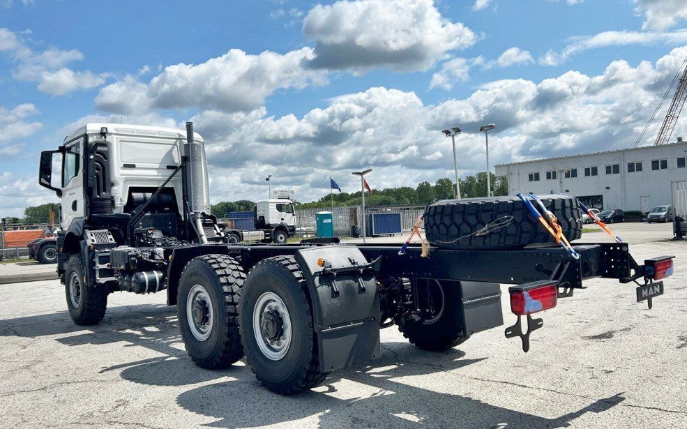 MAN TGS 33.440 6x6 BB CH TGS 33.440 6x6 BB CH, Euro2, Einzelbereifung - Cab chassis truck: picture 4 MAN TGS 33.440 6x6 BB CH TGS 33.440 6x6 BB CH, Euro2, Einzelbereifung - Cab chassis truck: picture 4