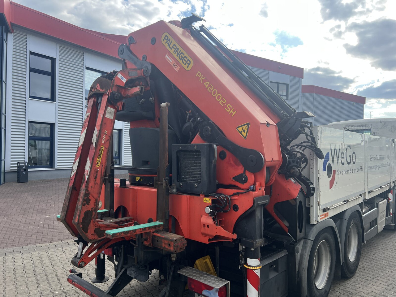 MAN TGS 35.440 8x4 BL TGS 35.440 8x4 BL, Navi, Heckkran Palfinger PK42002 SH-F + Jip PJ 060 B, 24,9m-730kg, Funk - Crane truck: picture 4 MAN TGS 35.440 8x4 BL TGS 35.440 8x4 BL, Navi, Heckkran Palfinger PK42002 SH-F + Jip PJ 060 B, 24,9m-730kg, Funk - Crane truck: picture 4