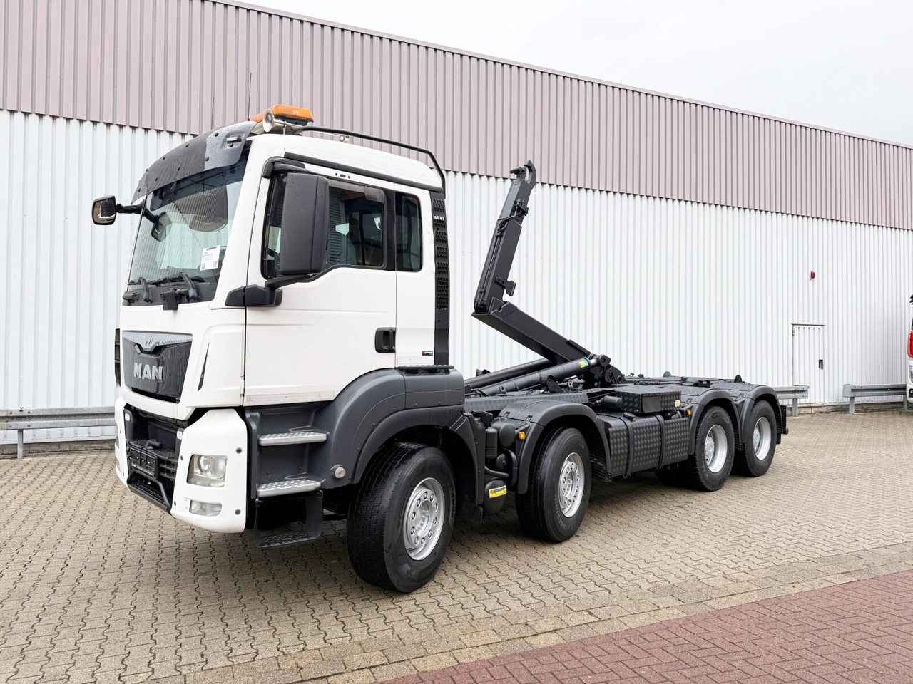 MAN TGS 35.480 8x4 BL TGS 35.480 8x4 BL, PriTarder, Navi - Hook lift truck: picture 1 MAN TGS 35.480 8x4 BL TGS 35.480 8x4 BL, PriTarder, Navi - Hook lift truck: picture 1
