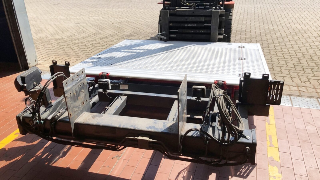 MBB C 1000 S Ladebordwand MBB C 1000 S Ladebordwand, teilbar - Tail lift: picture 2 MBB C 1000 S Ladebordwand MBB C 1000 S Ladebordwand, teilbar - Tail lift: picture 2