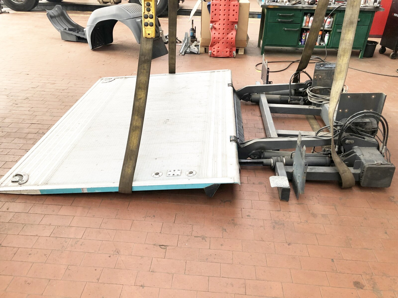MBB C 1500 S Ladebordwand MBB C 1500 S Ladebordwand - Tail lift: picture 1 MBB C 1500 S Ladebordwand MBB C 1500 S Ladebordwand - Tail lift: picture 1