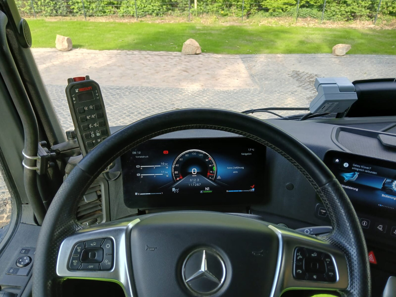 Mercedes-Benz Actros 1832 L 4x2 Actros 1832 L 4x2, Navi, MultimediaCockpit, Funk - Skip loader truck: picture 5 Mercedes-Benz Actros 1832 L 4x2 Actros 1832 L 4x2, Navi, MultimediaCockpit, Funk - Skip loader truck: picture 5