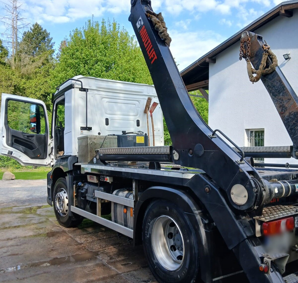 Mercedes-Benz Actros 1832 L 4x2 Actros 1832 L 4x2, Navi, MultimediaCockpit, Funk - Skip loader truck: picture 3 Mercedes-Benz Actros 1832 L 4x2 Actros 1832 L 4x2, Navi, MultimediaCockpit, Funk - Skip loader truck: picture 3
