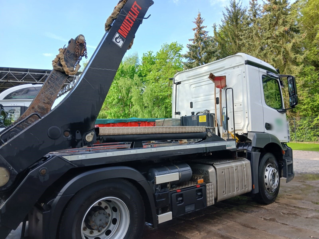 Mercedes-Benz Actros 1832 L 4x2 Actros 1832 L 4x2, Navi, MultimediaCockpit, Funk - Skip loader truck: picture 2 Mercedes-Benz Actros 1832 L 4x2 Actros 1832 L 4x2, Navi, MultimediaCockpit, Funk - Skip loader truck: picture 2