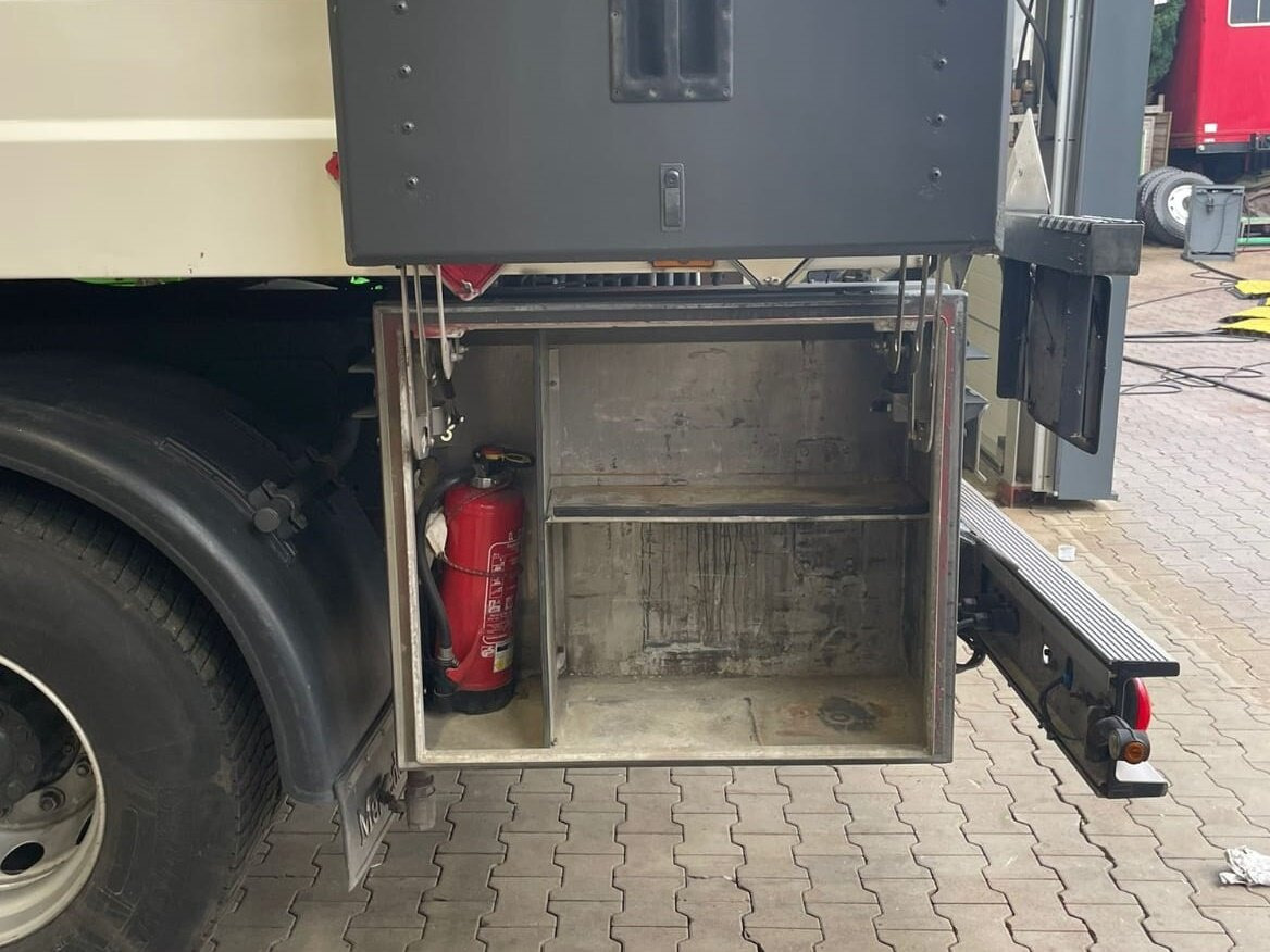 Mercedes-Benz Actros 1844 L 4x2 Actros 1844 L 4x2, Tank 14.250l - Tank truck: picture 4 Mercedes-Benz Actros 1844 L 4x2 Actros 1844 L 4x2, Tank 14.250l - Tank truck: picture 4