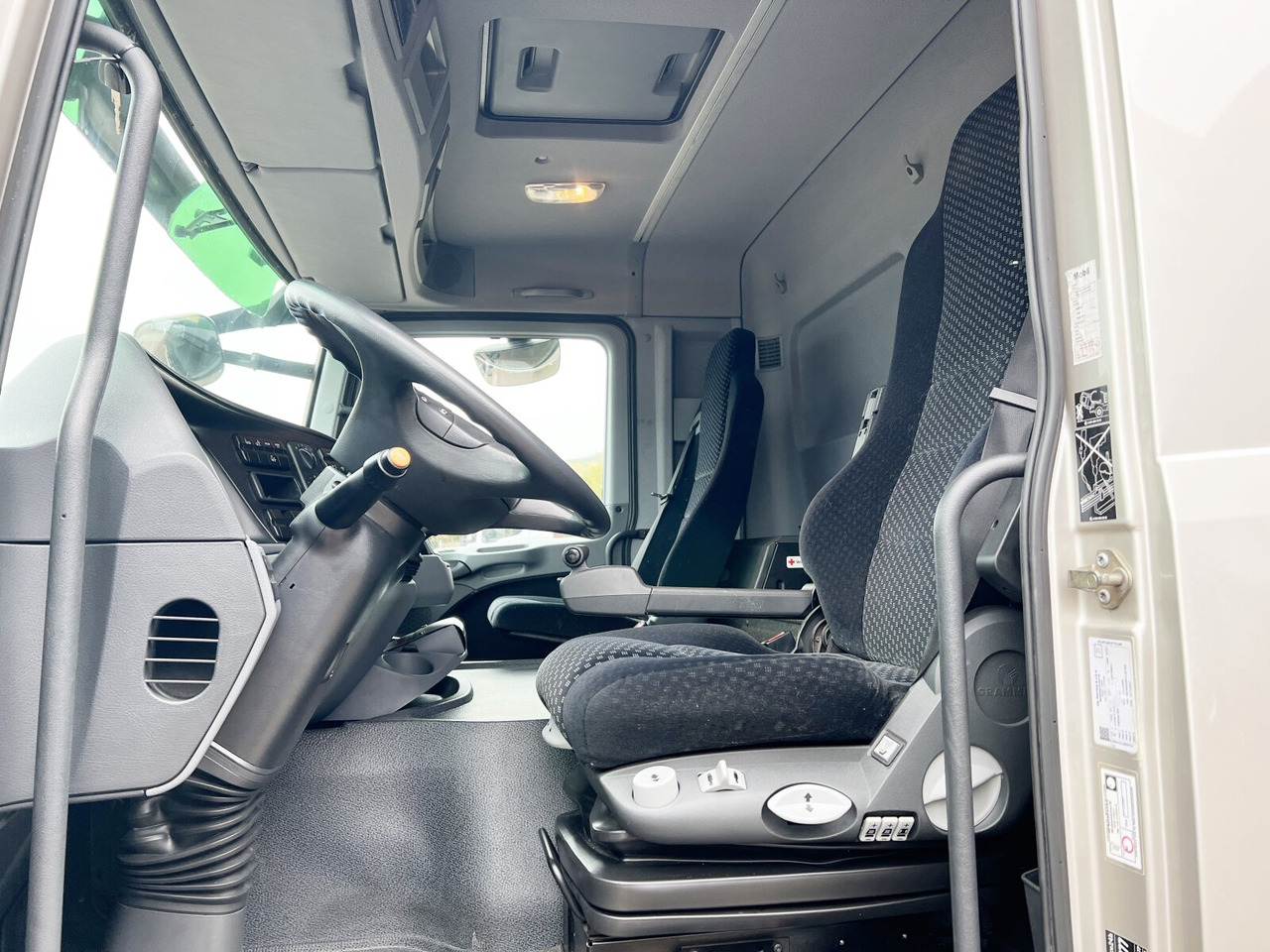 Interior photo 2: Box truck Mercedes-Benz Actros 2532 L 6x2 Actros 2532 L 6x2, Liftachse, LBW Dhollandia