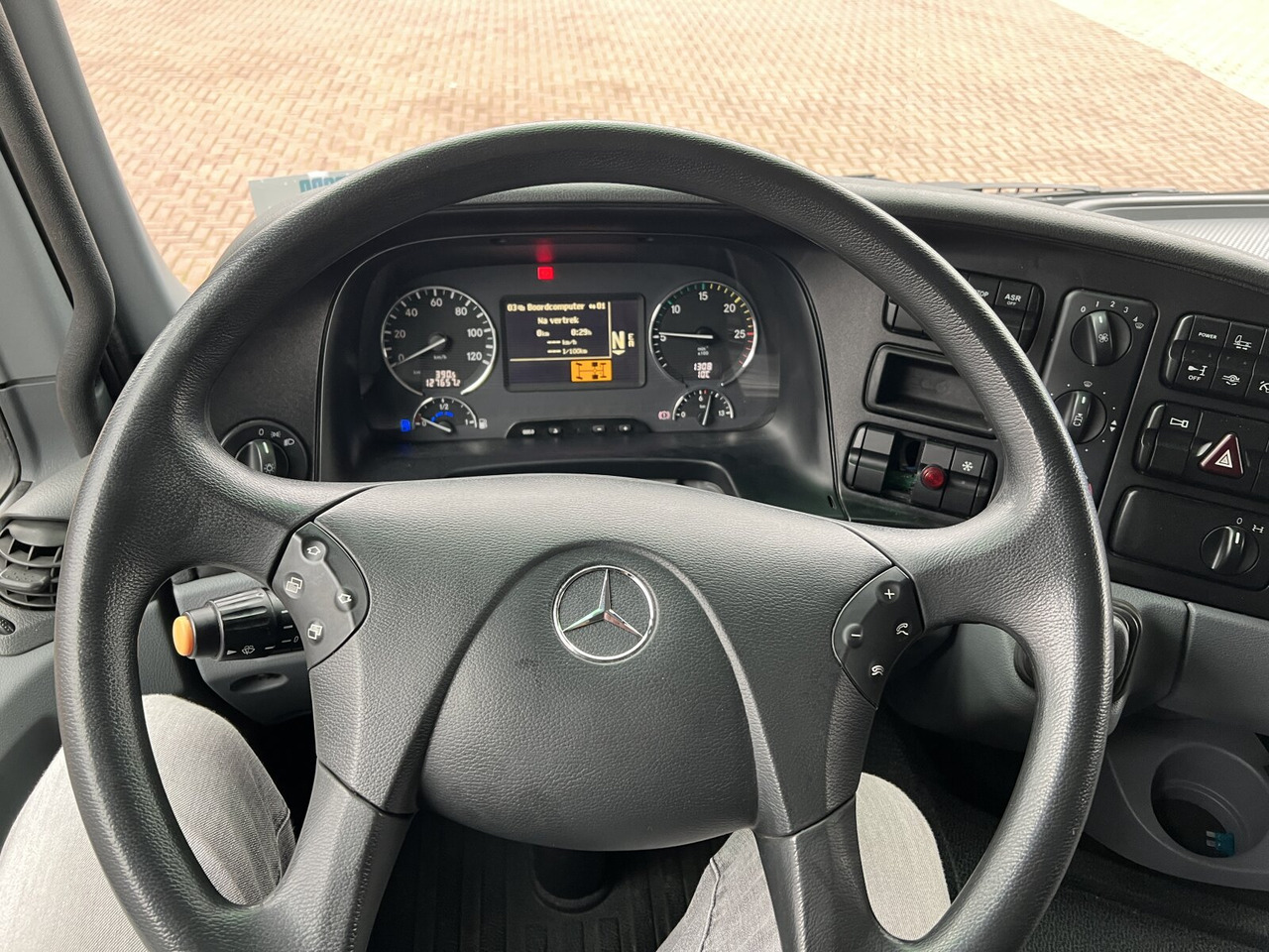 Mercedes-Benz Actros 2532 L 6x2 Actros 2532 L 6x2, Liftachse, LBW Dhollandia - Box truck: picture 3 Mercedes-Benz Actros 2532 L 6x2 Actros 2532 L 6x2, Liftachse, LBW Dhollandia - Box truck: picture 3