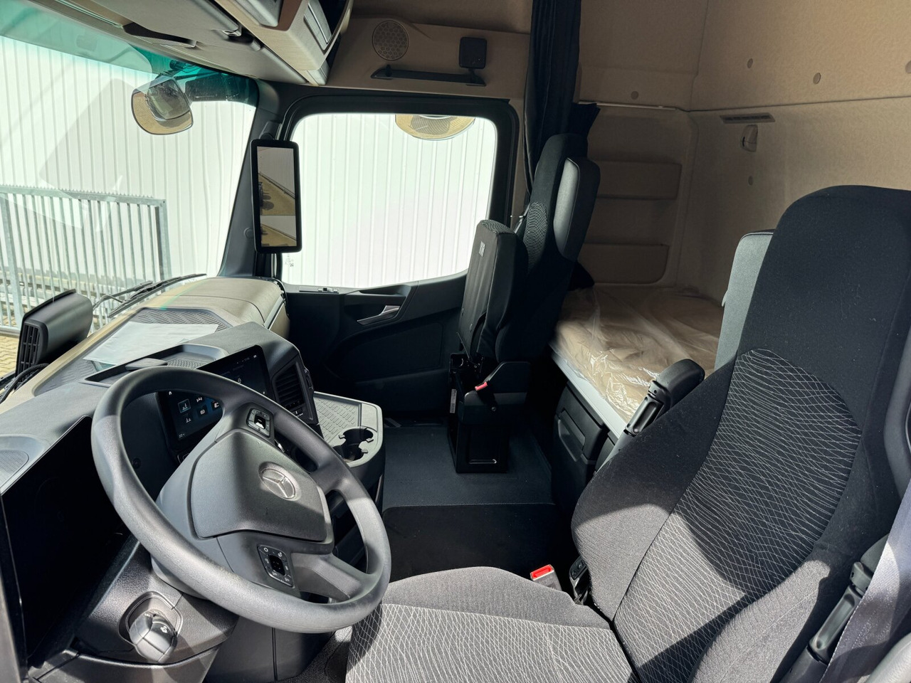 Mercedes-Benz Actros 2548 L 6x2 Actros 2548 L 6x2, Retarder, Lenk-/Liftachse, Navi, MirrorCam, MultimediaCockpit - Cab chassis truck: picture 3 Mercedes-Benz Actros 2548 L 6x2 Actros 2548 L 6x2, Retarder, Lenk-/Liftachse, Navi, MirrorCam, MultimediaCockpit - Cab chassis truck: picture 3