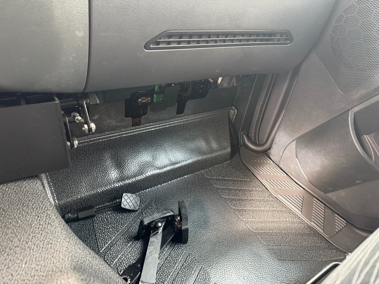 Mercedes-Benz Arocs 1827 A 4x4 Arocs 1827 A 4x4, Ex-! - Dropside/ Flatbed truck: picture 4 Mercedes-Benz Arocs 1827 A 4x4 Arocs 1827 A 4x4, Ex-! - Dropside/ Flatbed truck: picture 4