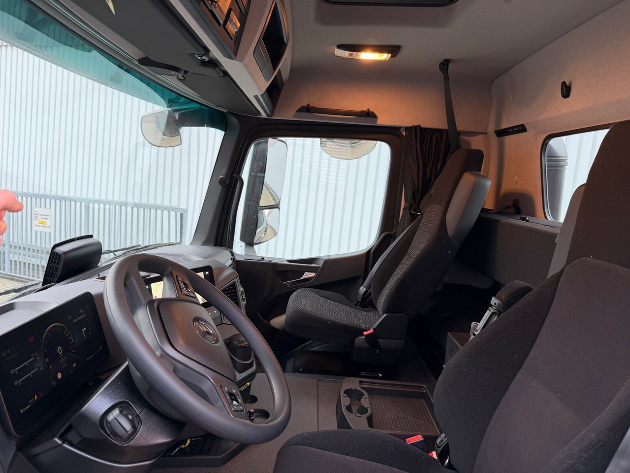 Mercedes-Benz Arocs 2542 L 6x2/4 Arocs 2542 L 6x2/4, Vorlauflenk-/liftachse, Navi, MultimediaCockpit - Cab chassis truck: picture 2 Mercedes-Benz Arocs 2542 L 6x2/4 Arocs 2542 L 6x2/4, Vorlauflenk-/liftachse, Navi, MultimediaCockpit - Cab chassis truck: picture 2