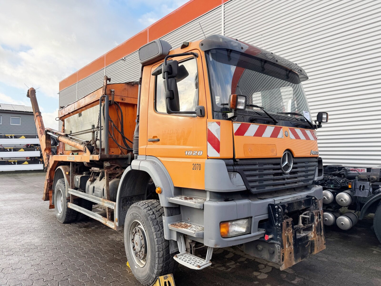 Mercedes-Benz Atego 1828 4x4 Atego 1828 4x4, Tele-Absetzer, Winterdienstausstattung - Skip loader truck: picture 1 Mercedes-Benz Atego 1828 4x4 Atego 1828 4x4, Tele-Absetzer, Winterdienstausstattung - Skip loader truck: picture 1