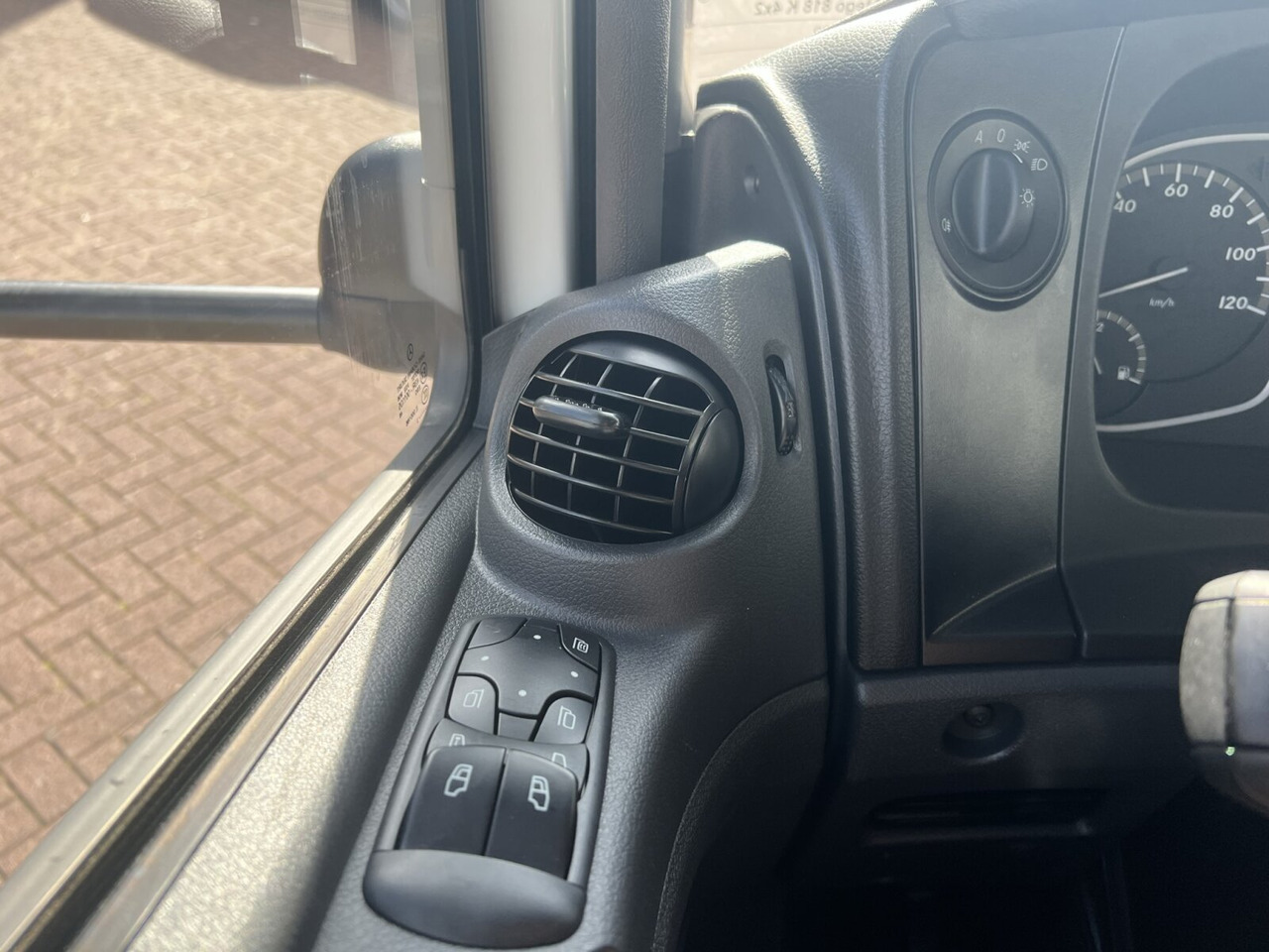 Cab chassis truck Mercedes-Benz Atego 818 K 4x2 Atego 818 K 4x2, 2x AHK, 5x VORHANDEN!: picture 5