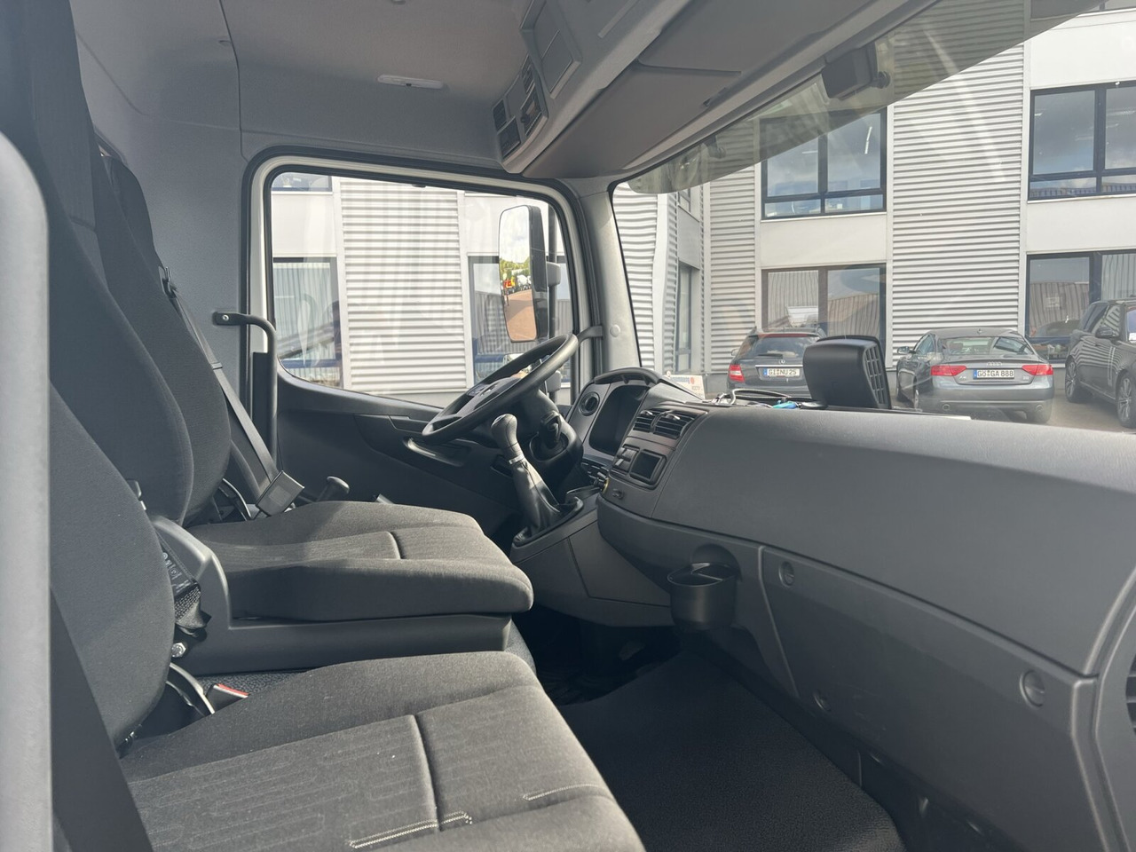 Interior photo 2: Cab chassis truck Mercedes-Benz Atego 818 K 4x2 Atego 818 K 4x2, 2x AHK, 5x VORHANDEN!