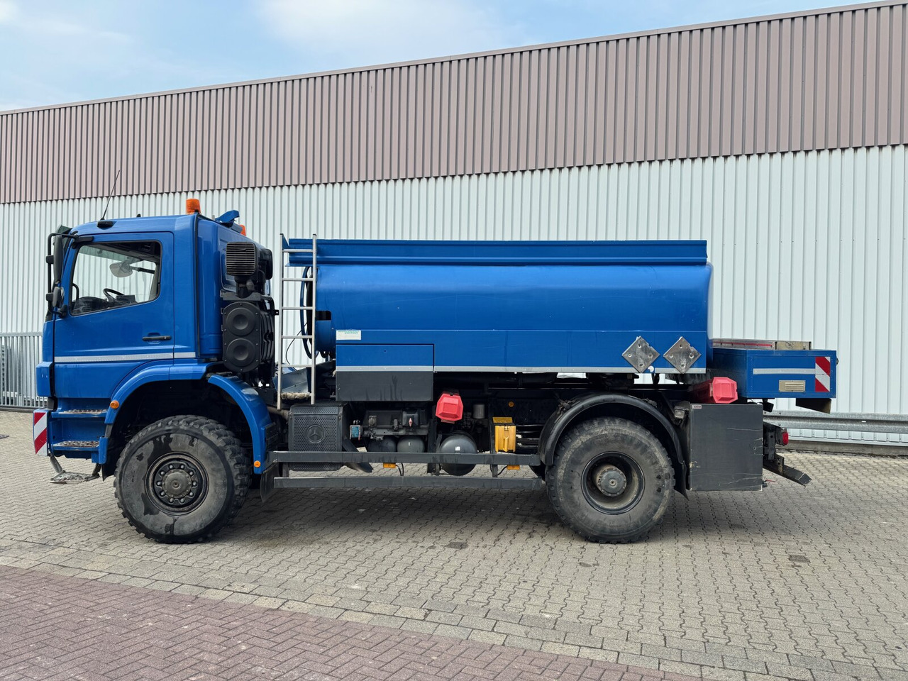 Mercedes-Benz Axor 1829 A 4x4 Axor 1829 A 4x4, Willig Tank ca. 8500l, 2 Kammern - Tank truck: picture 3 Mercedes-Benz Axor 1829 A 4x4 Axor 1829 A 4x4, Willig Tank ca. 8500l, 2 Kammern - Tank truck: picture 3
