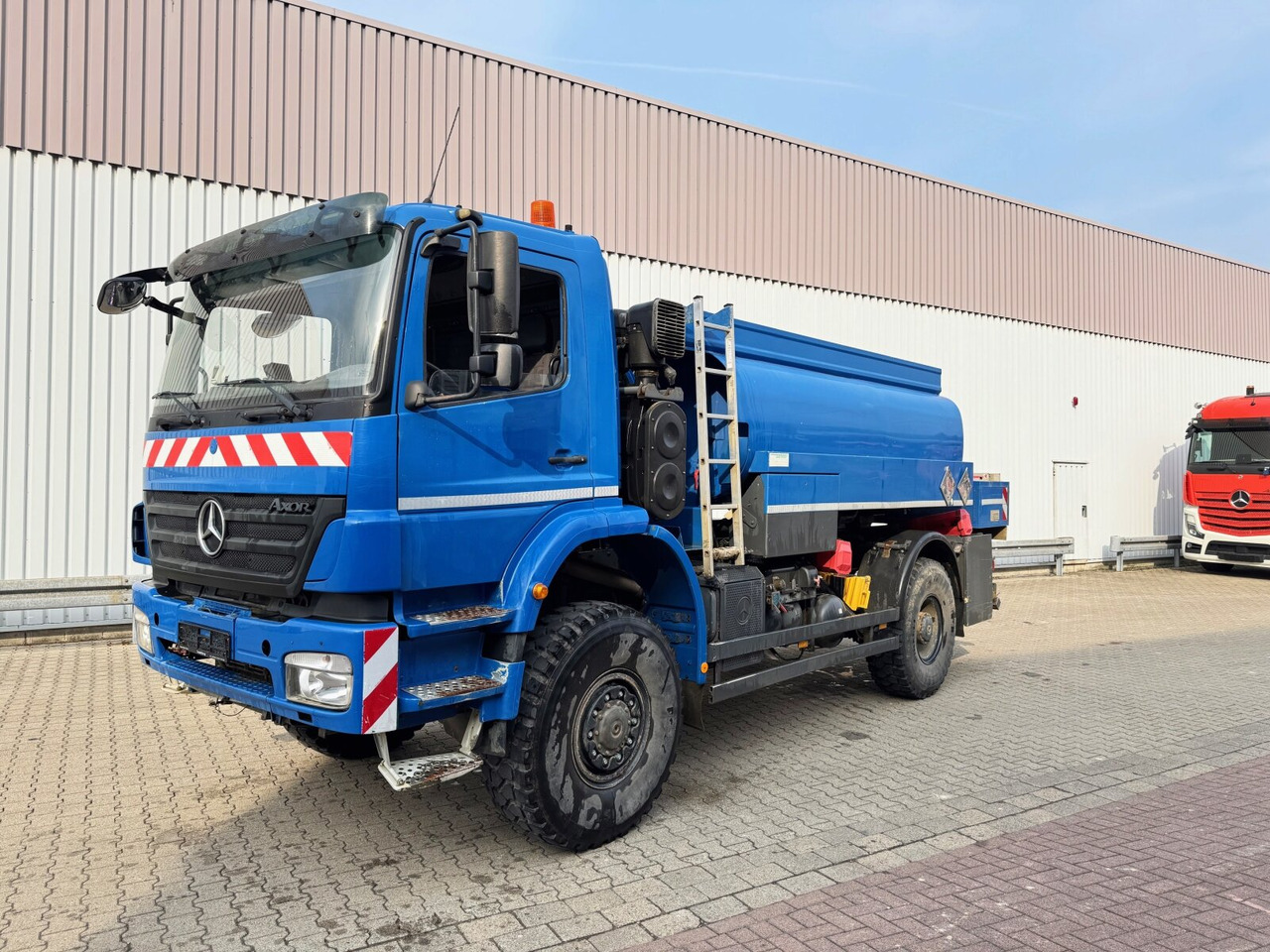 Mercedes-Benz Axor 1829 A 4x4 Axor 1829 A 4x4, Willig Tank ca. 8500l, 2 Kammern - Tank truck: picture 1 Mercedes-Benz Axor 1829 A 4x4 Axor 1829 A 4x4, Willig Tank ca. 8500l, 2 Kammern - Tank truck: picture 1