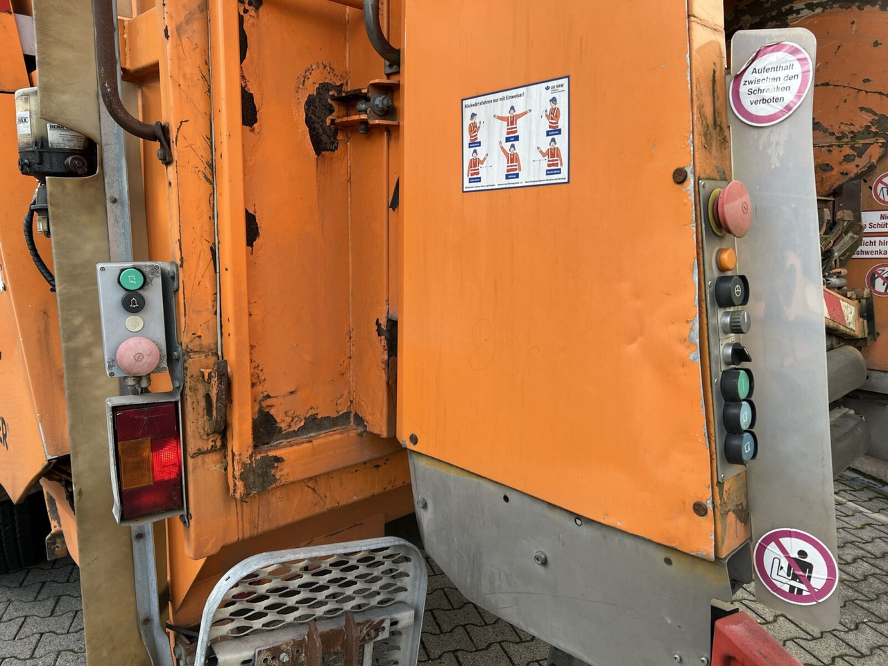 Garbage truck for transportation of garbage Mercedes-Benz Econic 2633 L 6x2/4 NLA Econic 2633 L 6x2/4 NLA, Lenkachse, Zöller Medium XL, Zöller-Schüttung: picture 15