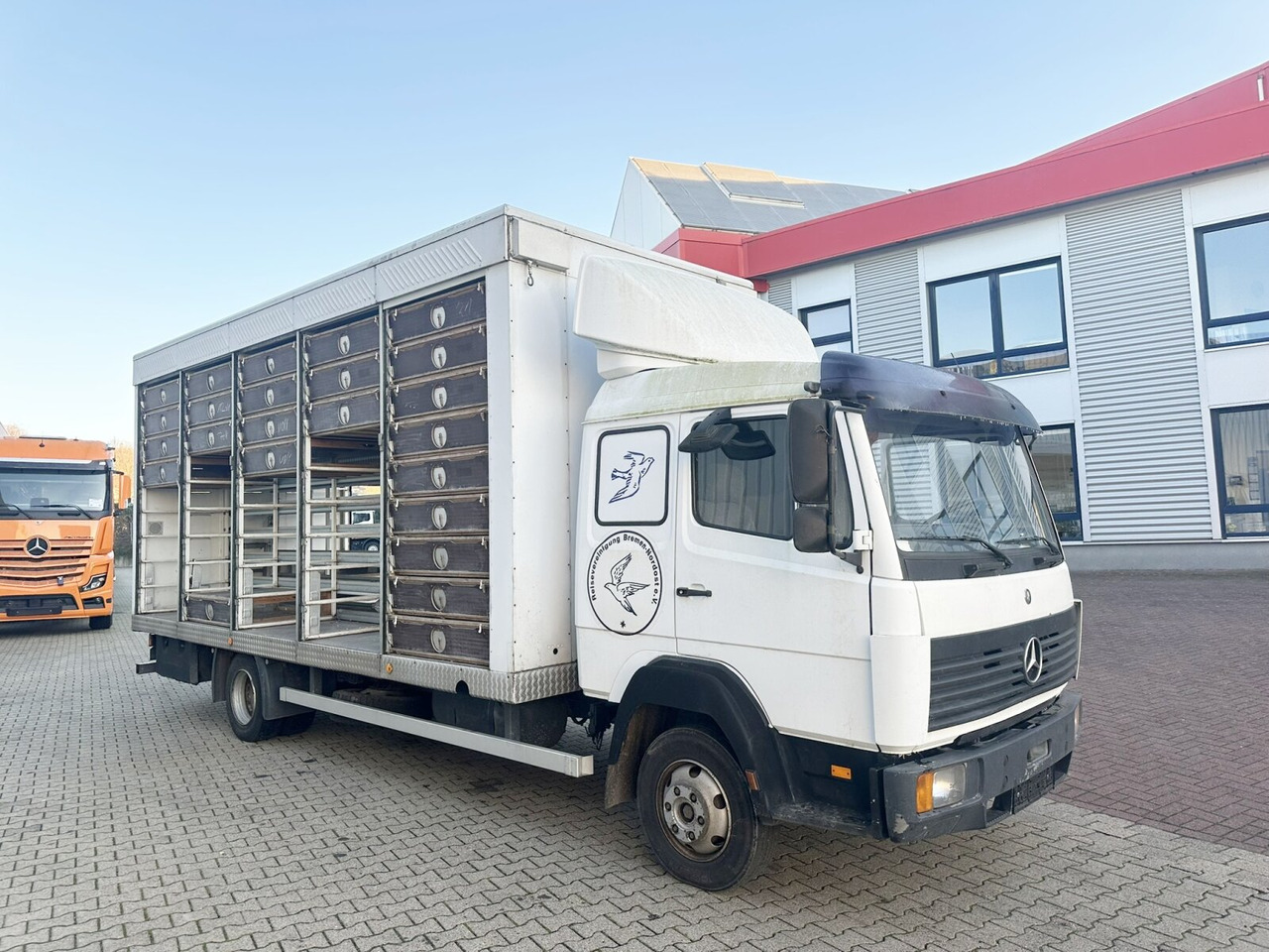 Box truck Mercedes-Benz LK 817 4x2 LK 817 4x2, Taubentransporter: picture 9 Box truck Mercedes-Benz LK 817 4x2 LK 817 4x2, Taubentransporter: picture 9
