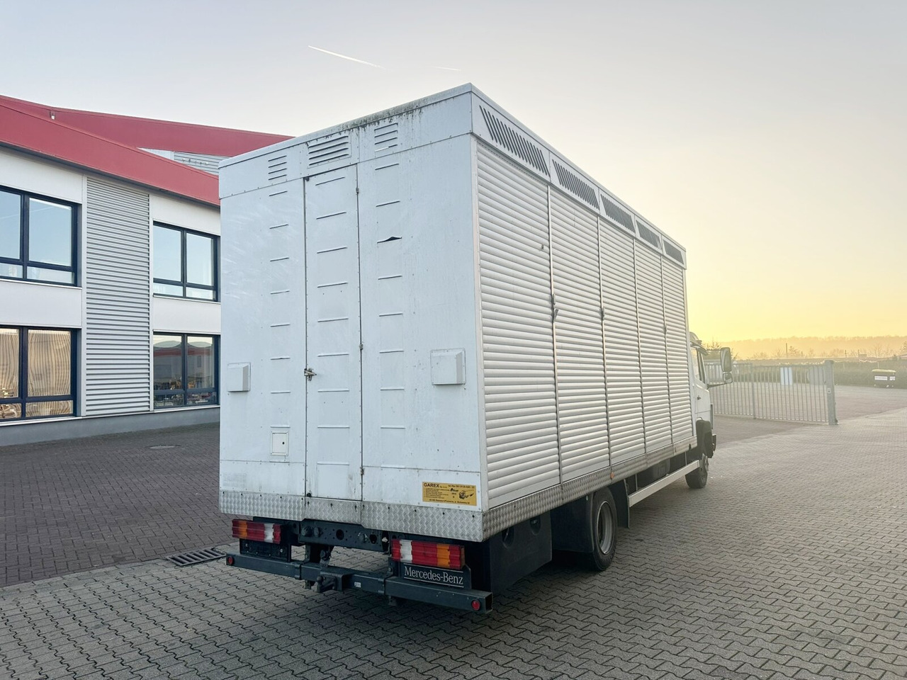 Box truck Mercedes-Benz LK 817 4x2 LK 817 4x2, Taubentransporter: picture 12 Box truck Mercedes-Benz LK 817 4x2 LK 817 4x2, Taubentransporter: picture 12
