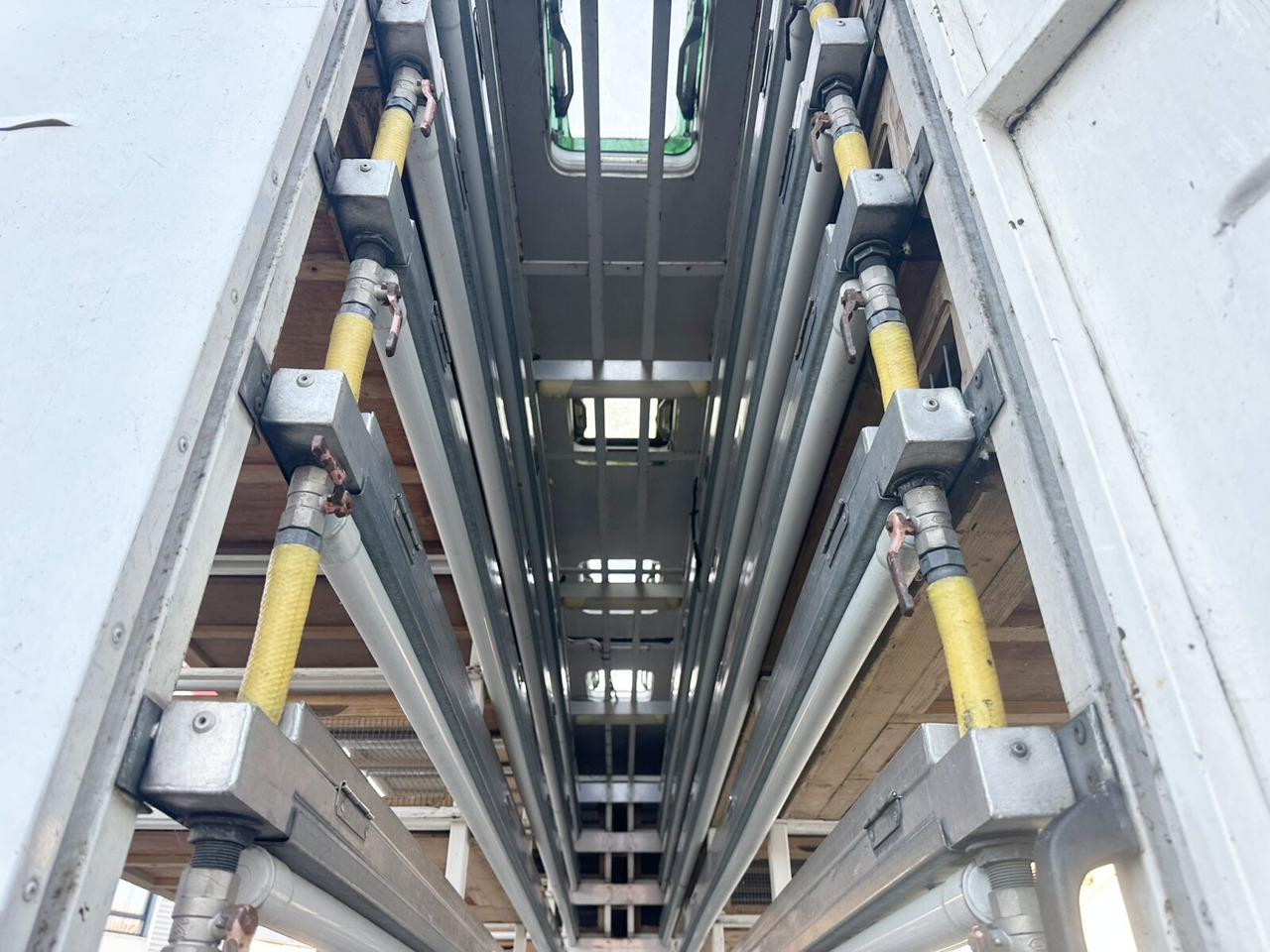 Box truck Mercedes-Benz LK 817 4x2 LK 817 4x2, Taubentransporter: picture 6 Box truck Mercedes-Benz LK 817 4x2 LK 817 4x2, Taubentransporter: picture 6