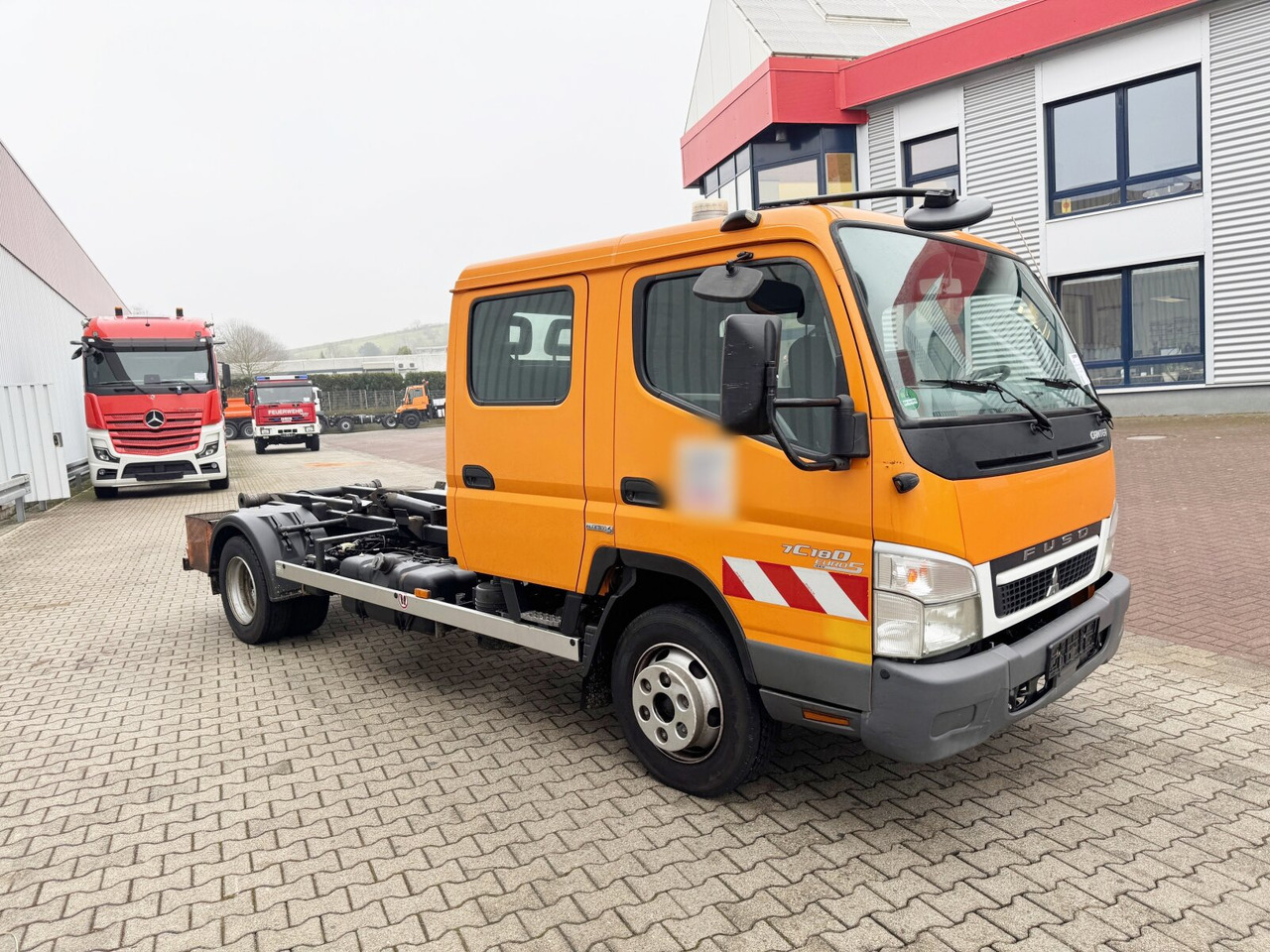 Interior photo 1: Hook lift truck Mitsubishi Canter Fuso 7C18D 4x2 Doka Canter Fuso 7C18D 4x2 Doka, EEV, City-Abroller