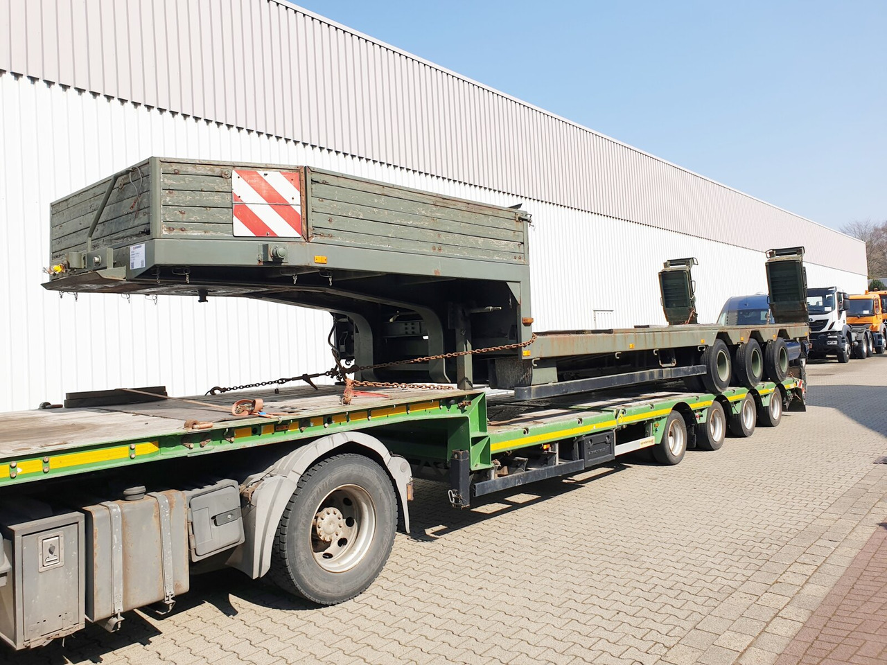 P 528/803-01 BLUMHARDT P 528/803-01, 3-Achs Satteltieflader, Ex- - Low loader semi-trailer: picture 1 P 528/803-01 BLUMHARDT P 528/803-01, 3-Achs Satteltieflader, Ex- - Low loader semi-trailer: picture 1