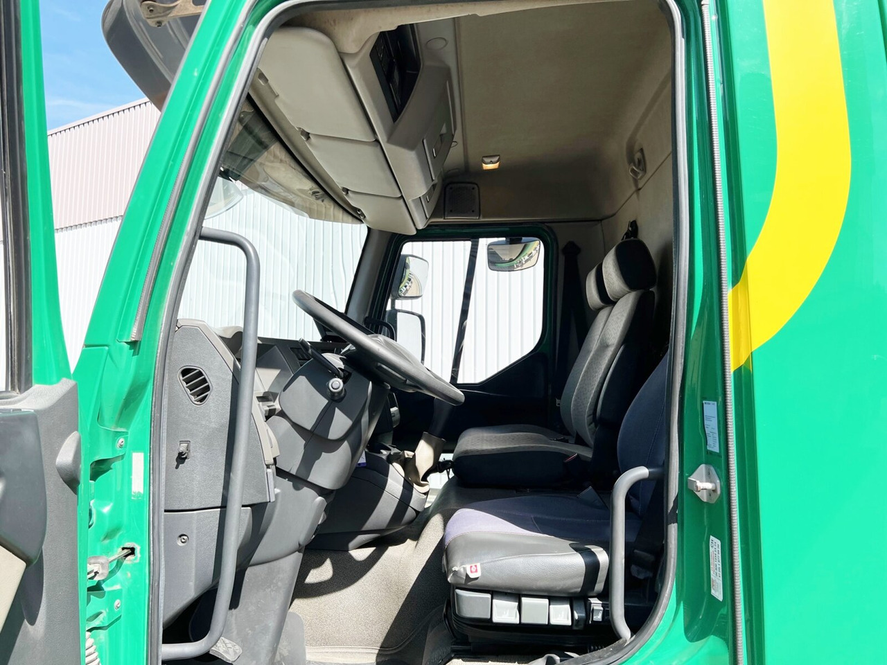 Interior photo 1: Cab chassis truck Renault Midlum 220.12 4x2 Midlum 220.12 4x2, BDF verschiedene Größen