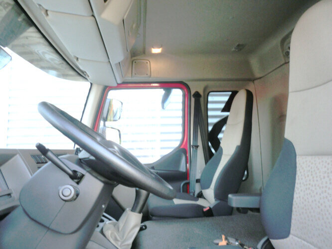 Renault Midlum 220 DXi 4x2 - Box truck: picture 2 Renault Midlum 220 DXi 4x2 - Box truck: picture 2