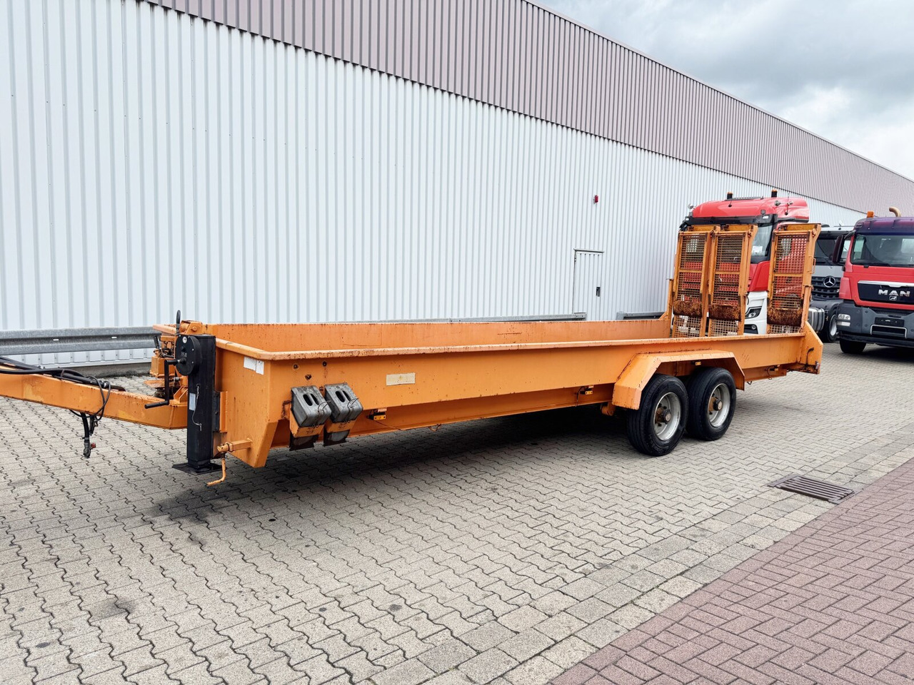 T 105 mit 3 Auffahrrampen T 105 mit 3 Auffahrrampen - Low loader trailer: picture 1 T 105 mit 3 Auffahrrampen T 105 mit 3 Auffahrrampen - Low loader trailer: picture 1