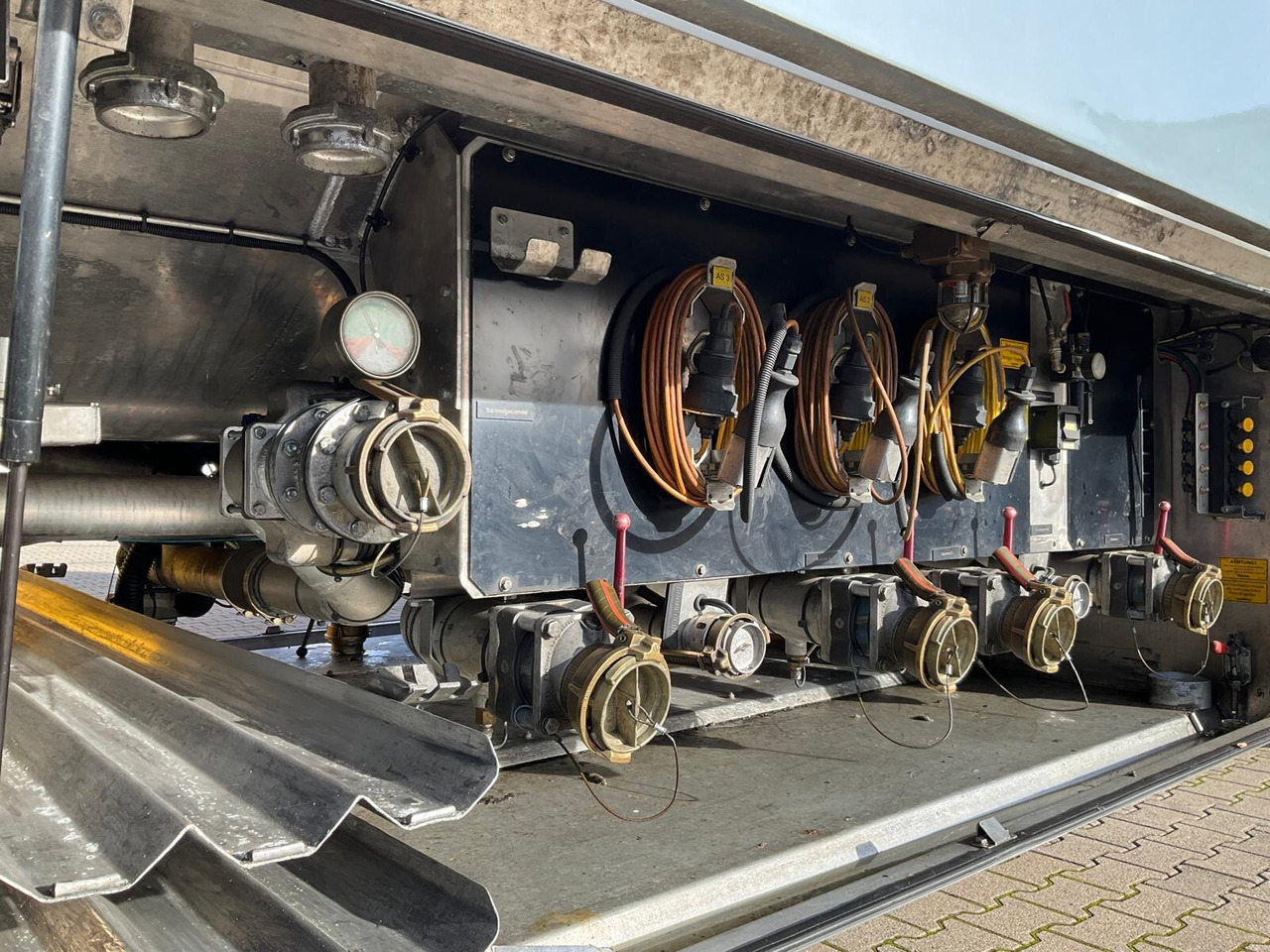 TAL 44.0/11-27 TAL 44.0/11-27, 43.950l, 4 Kammern, Untenbefüllung, Pumpe - Tank semi-trailer: picture 2 TAL 44.0/11-27 TAL 44.0/11-27, 43.950l, 4 Kammern, Untenbefüllung, Pumpe - Tank semi-trailer: picture 2