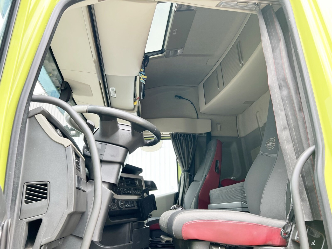 FH 460 4x2 FH 460 4x2, Retarder, Low-Liner, Voll-Luft gefedert - Tractor unit: picture 2 FH 460 4x2 FH 460 4x2, Retarder, Low-Liner, Voll-Luft gefedert - Tractor unit: picture 2