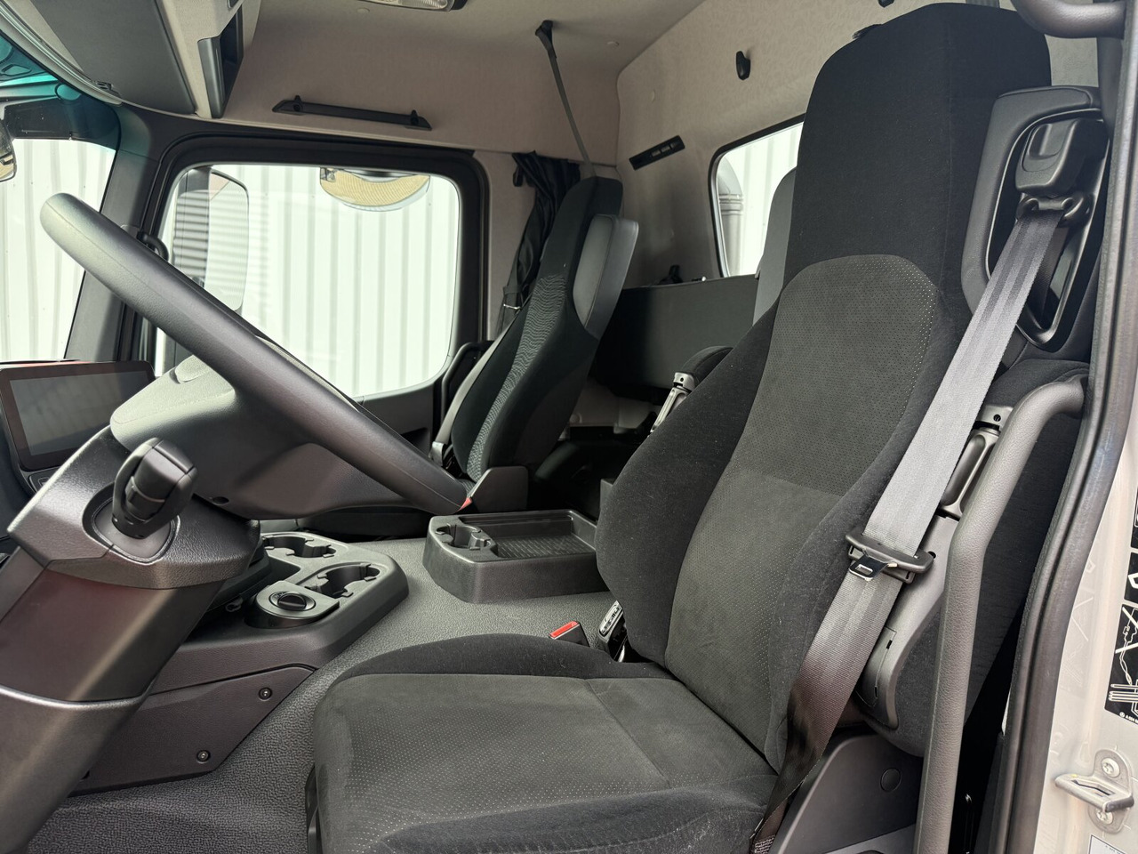 Mercedes-Benz Arocs 1853 AS 4x4 Arocs 1853 AS 4x4, Retarder, MultimediaCockpit, Navi - Tractor unit: picture 4 Mercedes-Benz Arocs 1853 AS 4x4 Arocs 1853 AS 4x4, Retarder, MultimediaCockpit, Navi - Tractor unit: picture 4