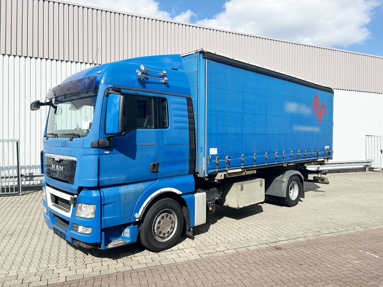 Interior photo 1: Truck MAN TGX 18.400 4X2 LL TGX 18.400 4X2 LL, Fahrschule, XLX-Fahrerhaus